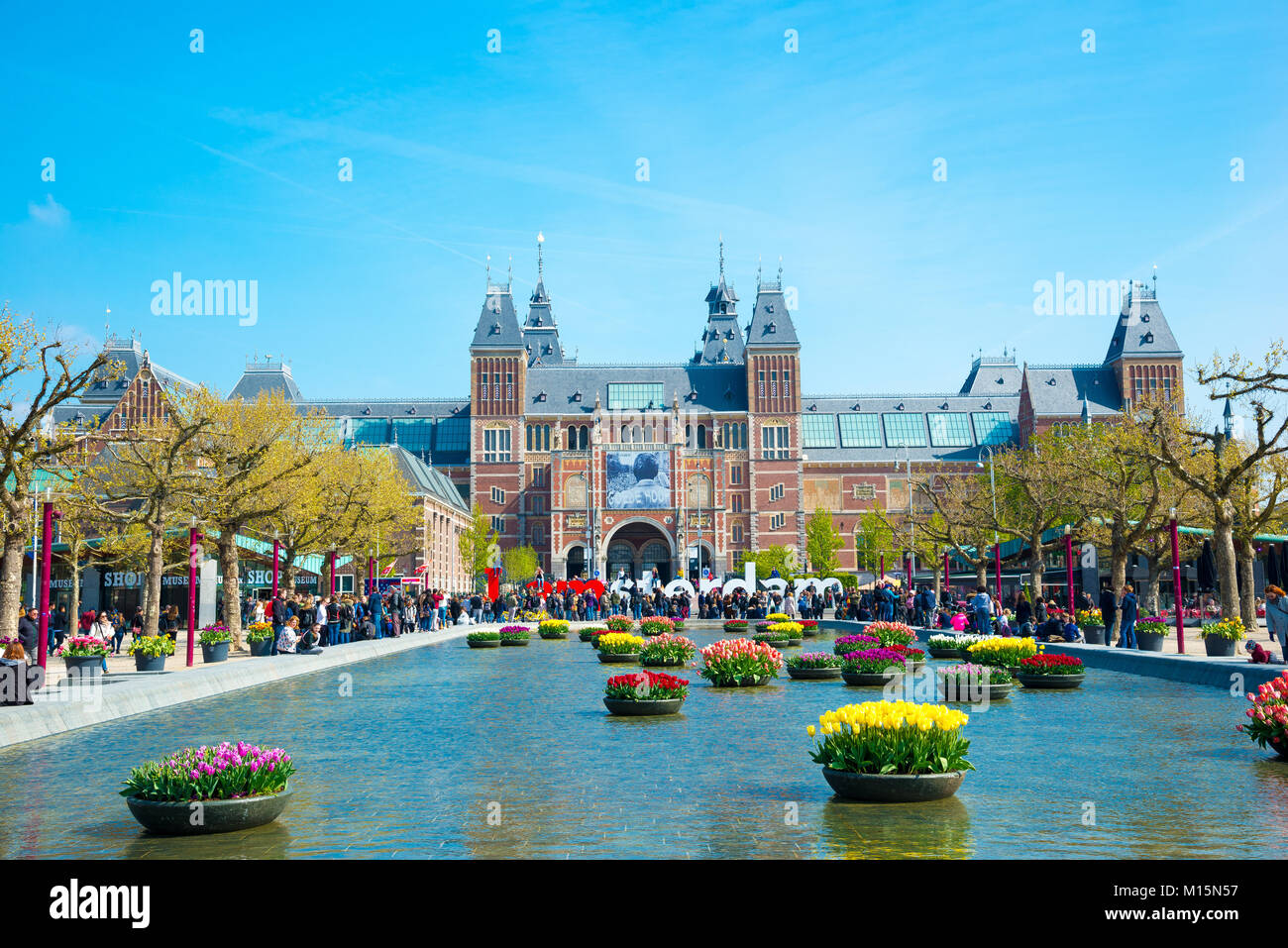 Amsterdam, Niederlande - 20 April 2017: Schöne Tulpen vor dem Rijksmuseum - Nationale staatliche Museum ist ein beliebtes touristisches Ziel in Bin Stockfoto