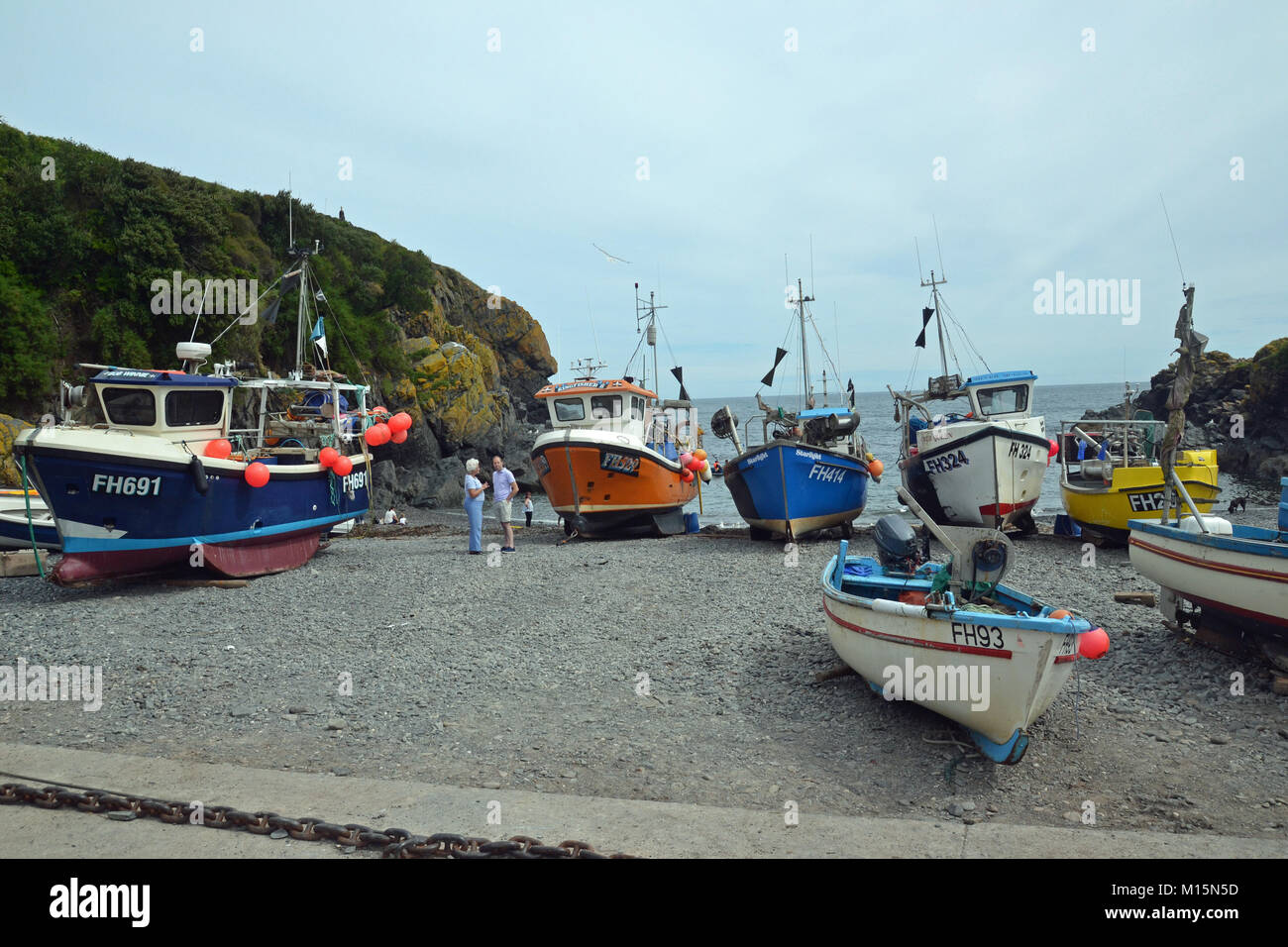 Fischerboote am Strand von Cadgwith Cove, Cornwall, Großbritannien Stockfoto