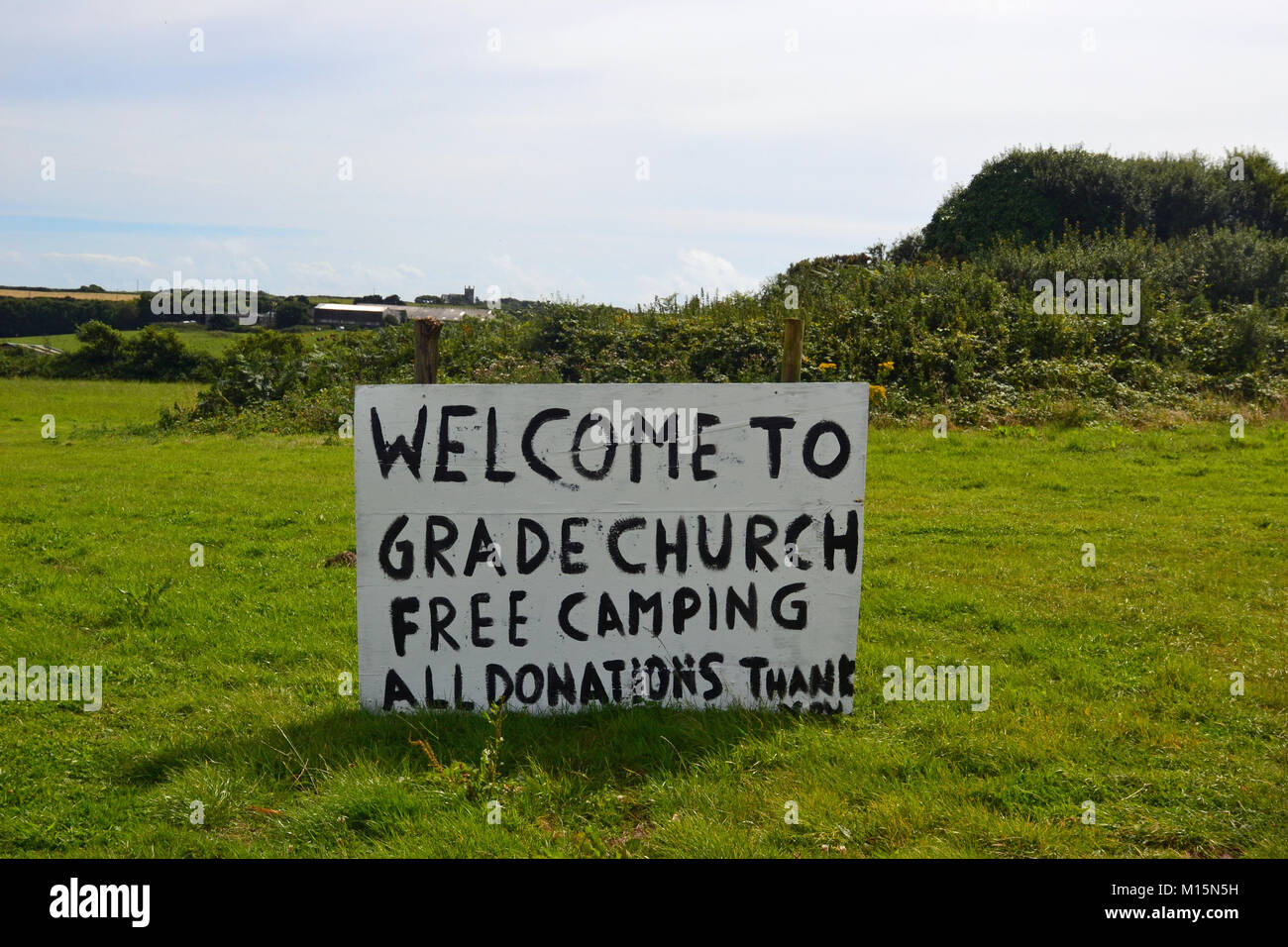 Grade Church Free Camping Schild in einem Feld neben einer Straße in Cornwall, Großbritannien Stockfoto
