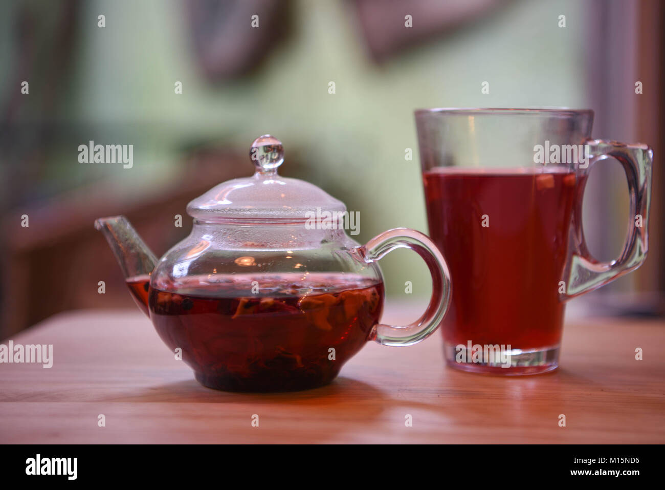 Heißes Getränk Bild von duftenden Apple Spice Tee in eine Teekanne aus Glas mit gegossen, Glas des köstlichen gesundes Getränk mit einem schönen Aroma und Hintergrund Stockfoto