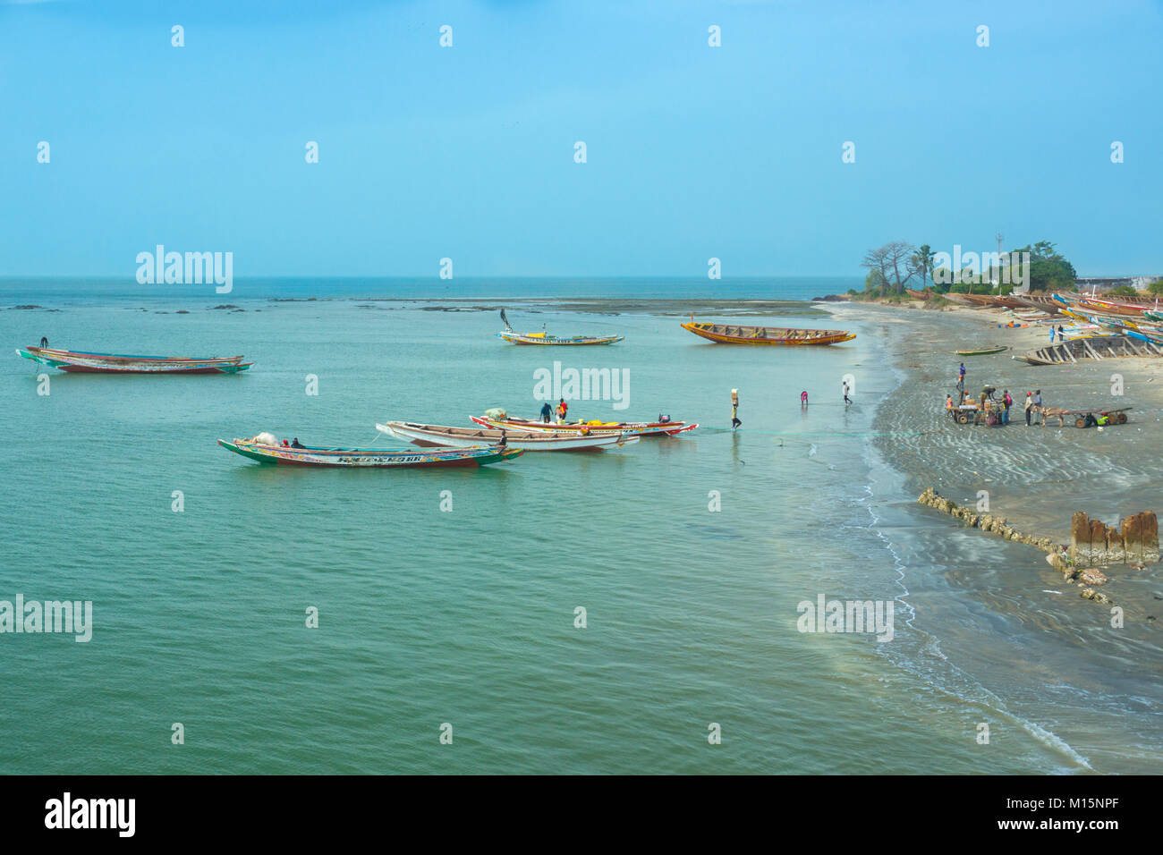 Boote auf der Küstenlinie von Barra in Gambia, Westafrika Stockfoto