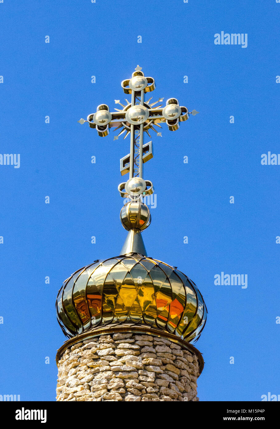 Kreuz von oben auf den Turm von St. Maria Himmelfahrt Kirche, Orheiul Vechi. Die Republik Moldau. Glitzernde gold Kuppel, strahlend blauen Himmel Stockfoto