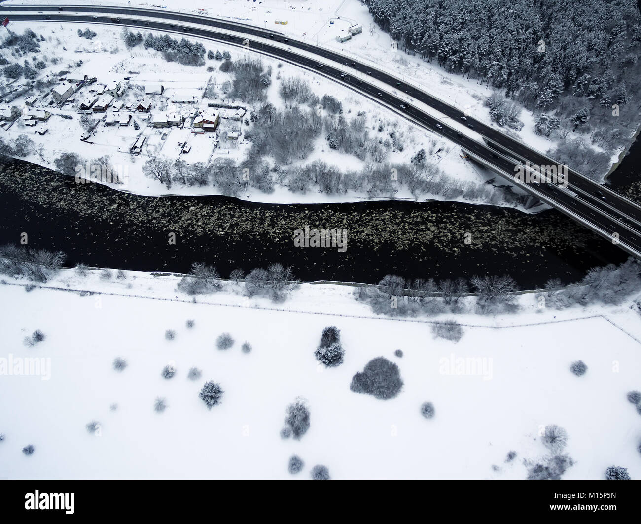 Vilnius, Litauen: Antenne Blick von oben auf die Neris, die umliegenden Wälder und Gariunai Straße Stockfoto