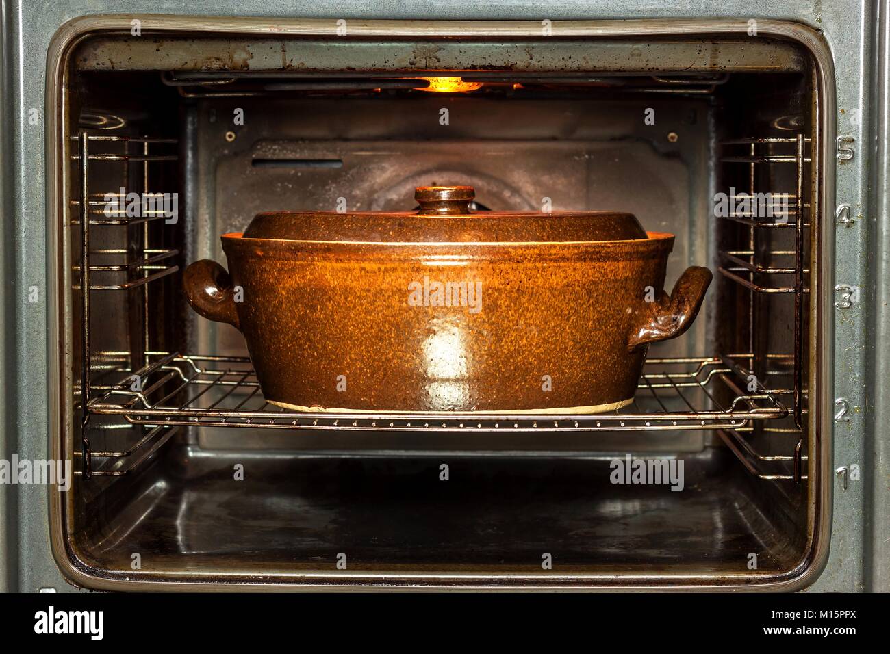 Elektrische heimischen Ofen und Keramik Topf. Backformen für Fleisch. Die  Zubereitung von Speisen im Backofen Stockfotografie - Alamy