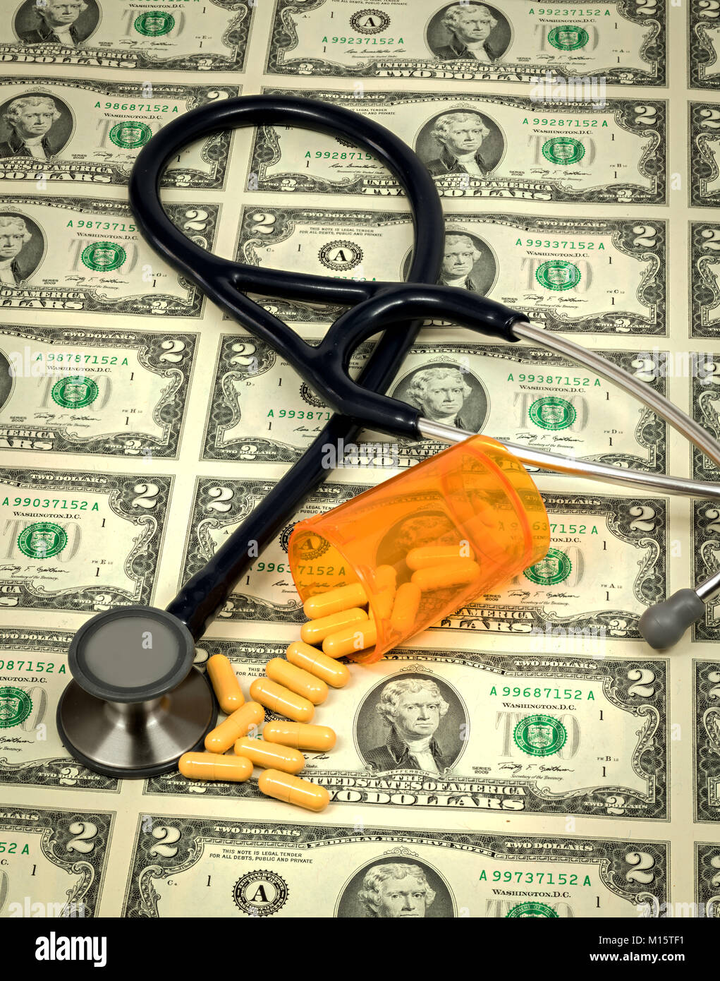 Geld und die medizinische Versorgung mit einem orange Flasche Pillen Stockfoto