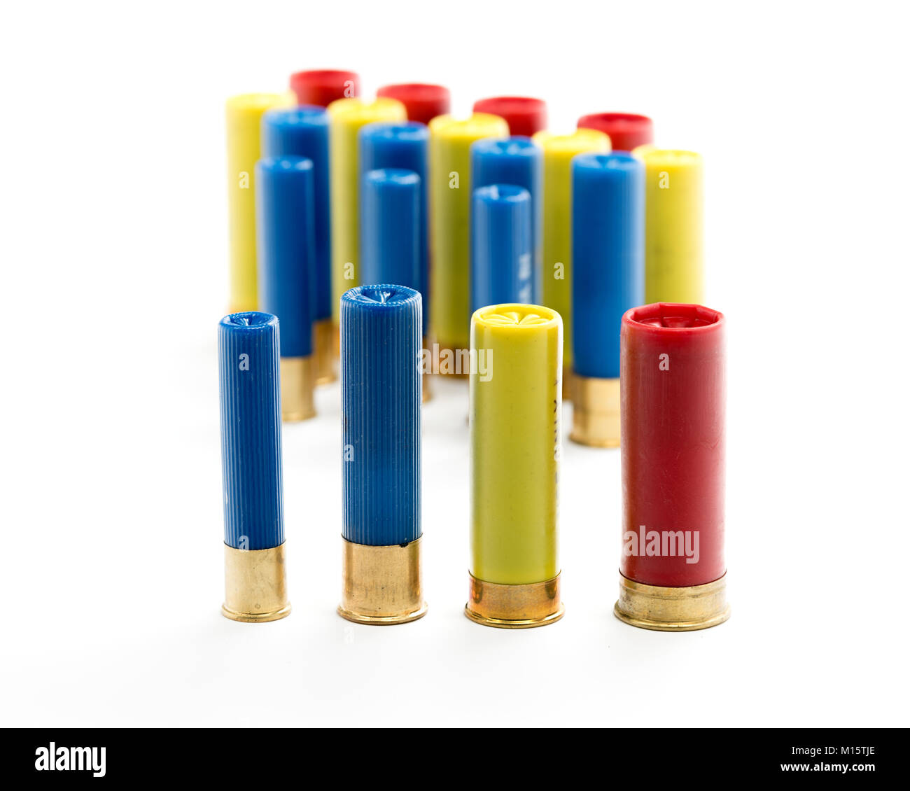 Blau Rot und blau gefärbten Shotgun shells auf Weiß Stockfoto