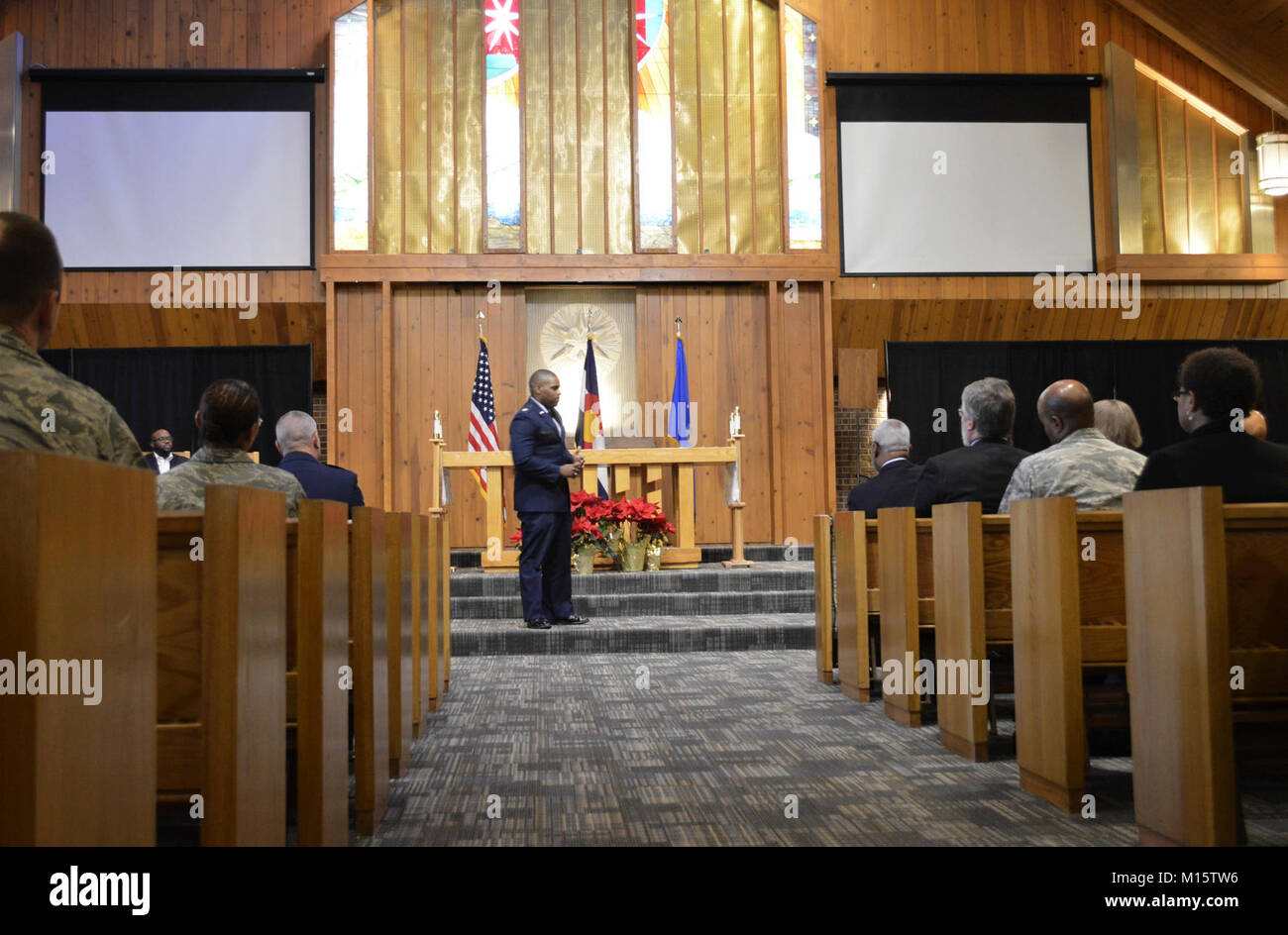 PETERSON AIR FORCE BASE, Colo.-- Maj. Paul Prosper, United States Air Force Academy Departement für Management, Assistant Professor, der erste Teil von Dr. Martin Luther King Jr.'s Zitat: "Am Ende haben wir nicht die Worte unserer Feinde", wie von den Teilnehmern an der MLK Gedenkstunde auf der Peterson Air Force Base in der Kapelle der Satz mit, "Aber die Stille unserer Freunde." Der Service des 21. Platz Flügel, Jan. 12 gehostet wurde beendet wird wiederholt. (U.S. Air Force Stockfoto