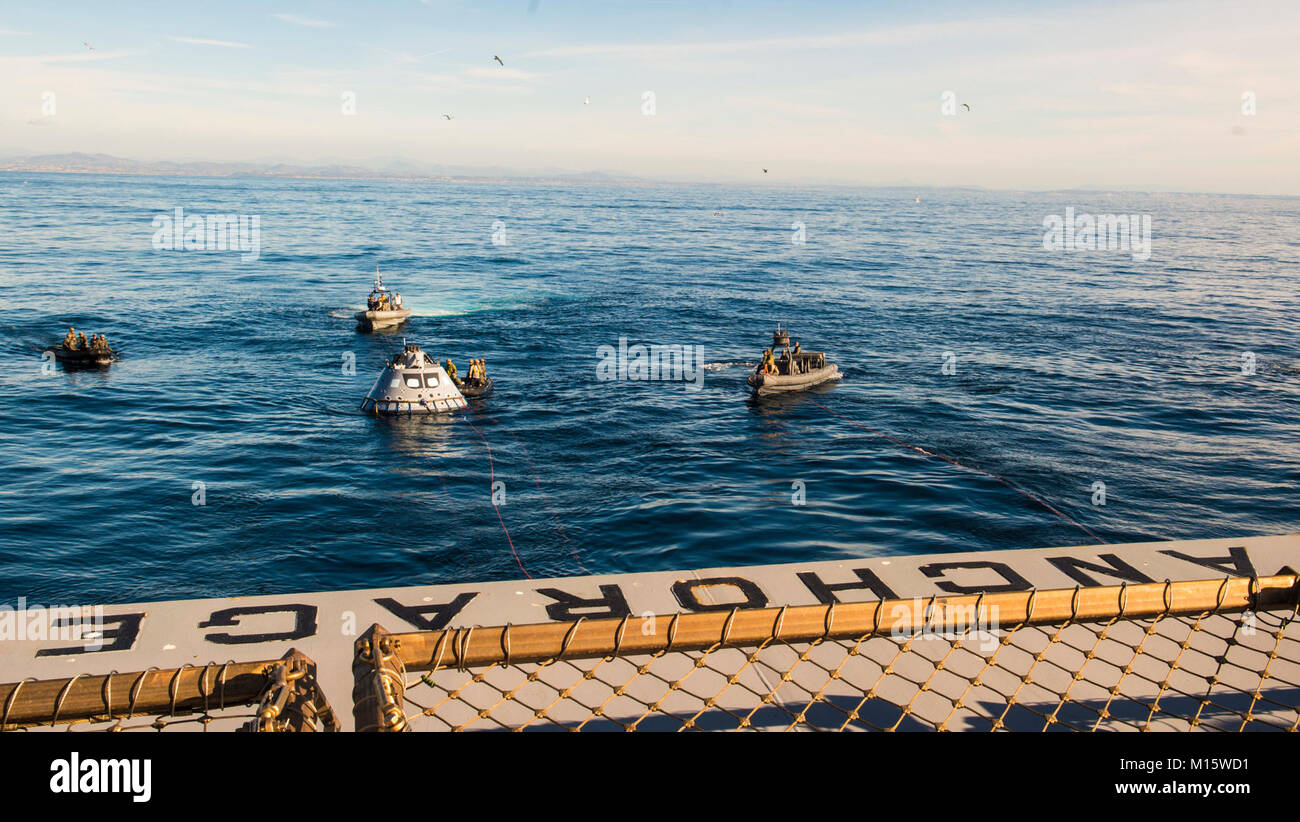 SAN DIEGO (Jan. 21, 2018) Segler aus der San Antonio-Klasse amphibious Transport dock USS New Orleans LPD (18) NASA-Ingenieure, die Orion test Artikel zu den San Antonio-Klasse amphibious Transport dock USS Anchorage LPD (23), mit Hilfe der Marine Taucher aus die Beseitigung von Explosivstoffen 3 und Segler aus speziellen Boot Team 12, 31.01.21. Anchorage ist unterwegs zur Unterstützung der NASA Orion Raumschiff unterwegs Recovery Test 6 (URT-6). (U.S. Marine Stockfoto