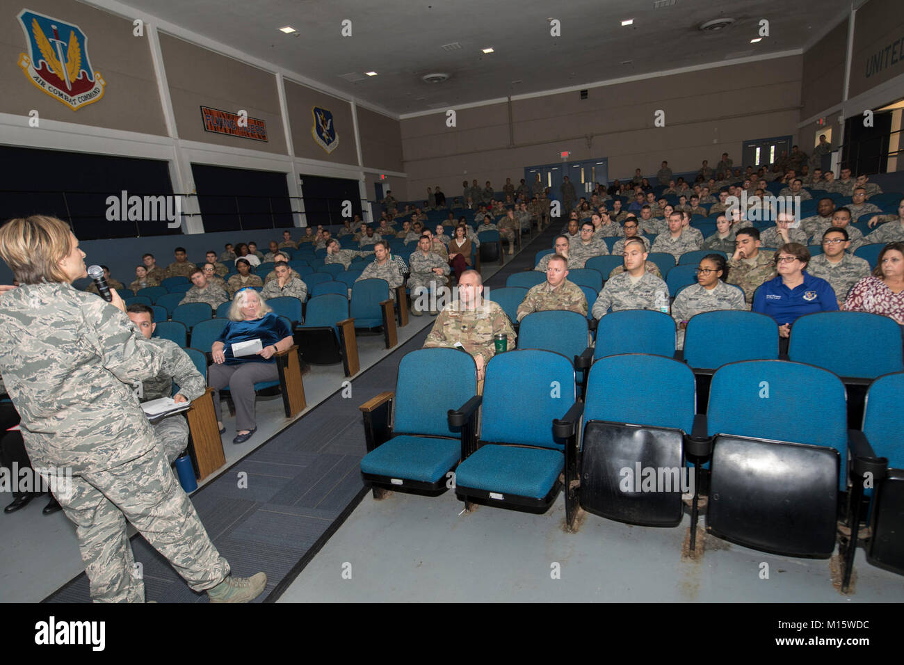 Kol. Jennifer Kurz, 23d Wing Commander, hält eine Stadt - Halle Konferenz im Stil der Regierung herunterfahren, Jan. 22, 2018, bei Moody Air Force Base, Ga. Stockfoto