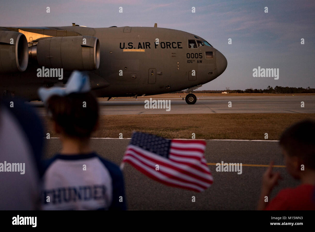 Familien und Freunde warten für Ihre Lieben zu einer C-17 Globemaster III beenden während einer Umschichtung, 23.01.2018, bei Moody Air Force Base, Ga Flieger von der 74th Fighter Squadron und 23d Wartung Gruppe zurück nach Hause nach einer 7-monatigen Einsatz zur Unterstützung der Operation inhärenten Lösen. (U.S. Air Force Stockfoto