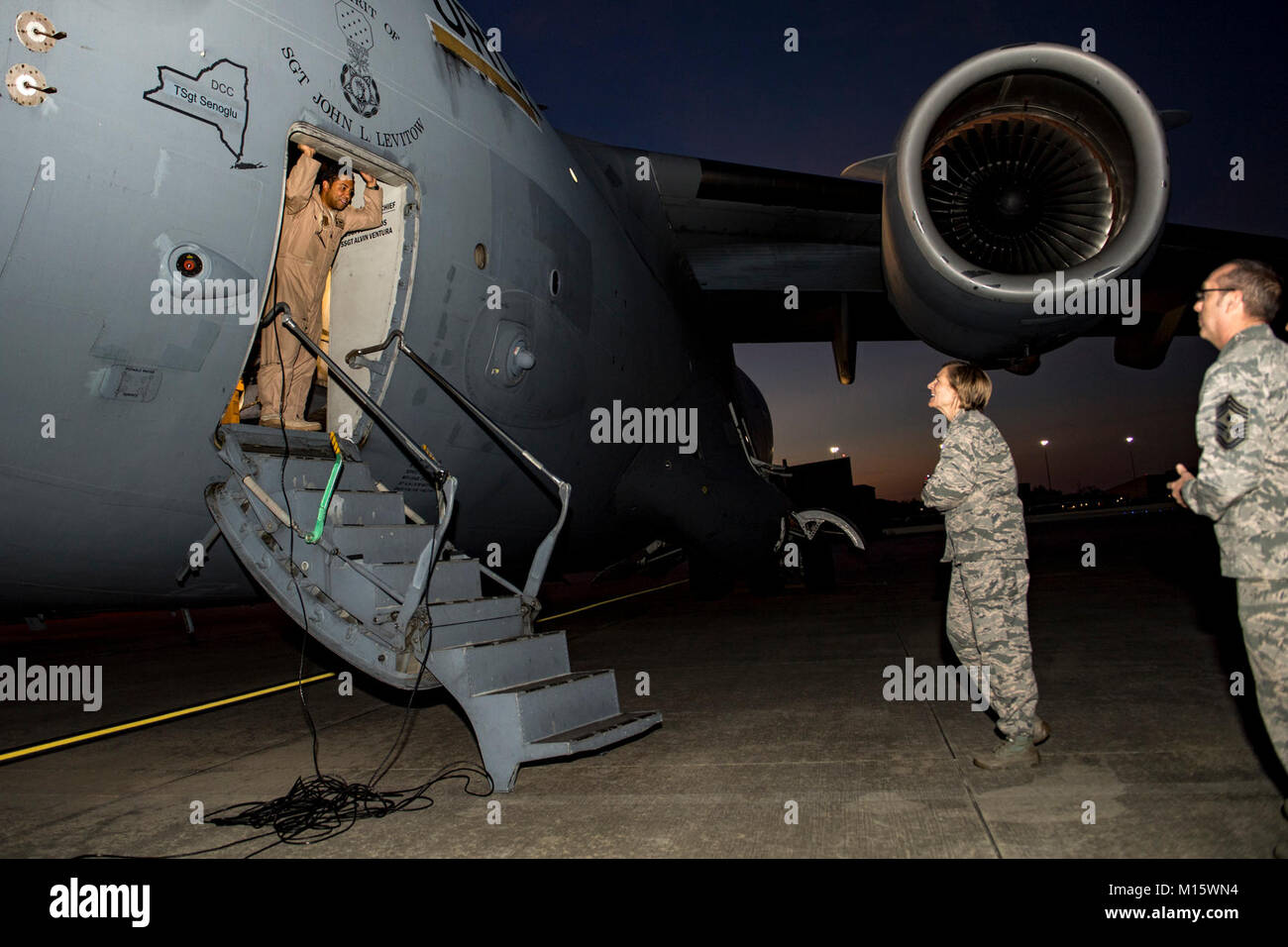 Kol. Jennifer Kurz, 23d Wing Commander, und Chief Master Sgt. Jarrod Sebastian, 23 d WG Befehl Chief, grüße Flieger, die nach Hause zurückkehren, während eine Umschichtung, Jan. 23, 2018, bei Moody Air Force Base, Ga Flieger von der 74th Fighter Squadron und 23d Wartung Gruppe zurück nach Hause nach einer 7-monatigen Einsatz zur Unterstützung der Operation inhärenten Lösen. (U.S. Air Force Stockfoto