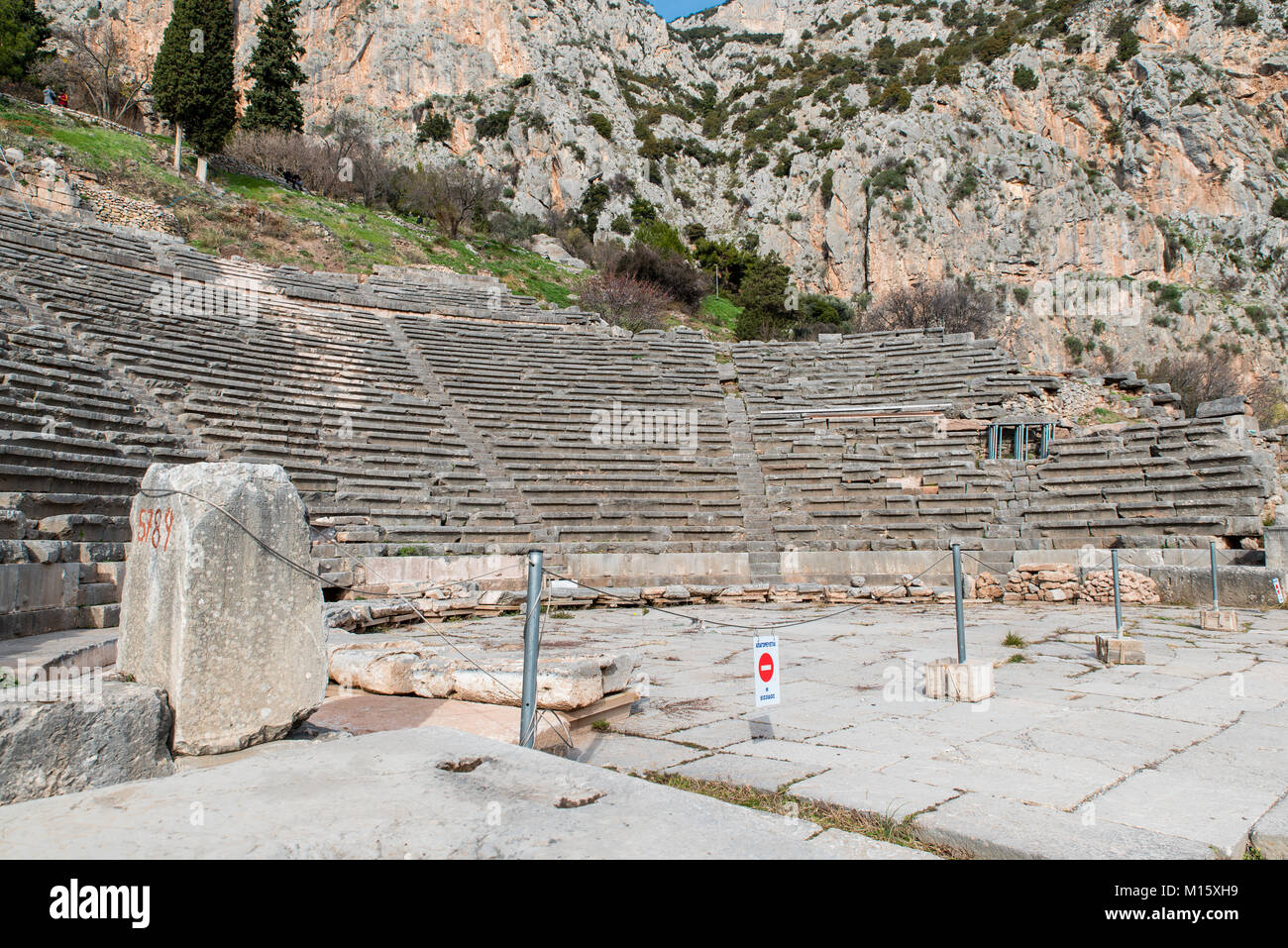 Antike Theater in Delphi, eine archäologische Stätte in Griechenland, am Mount Parnassus. Delphi ist berühmt durch die Oracle im Heiligtum gewidmet, Apol Stockfoto