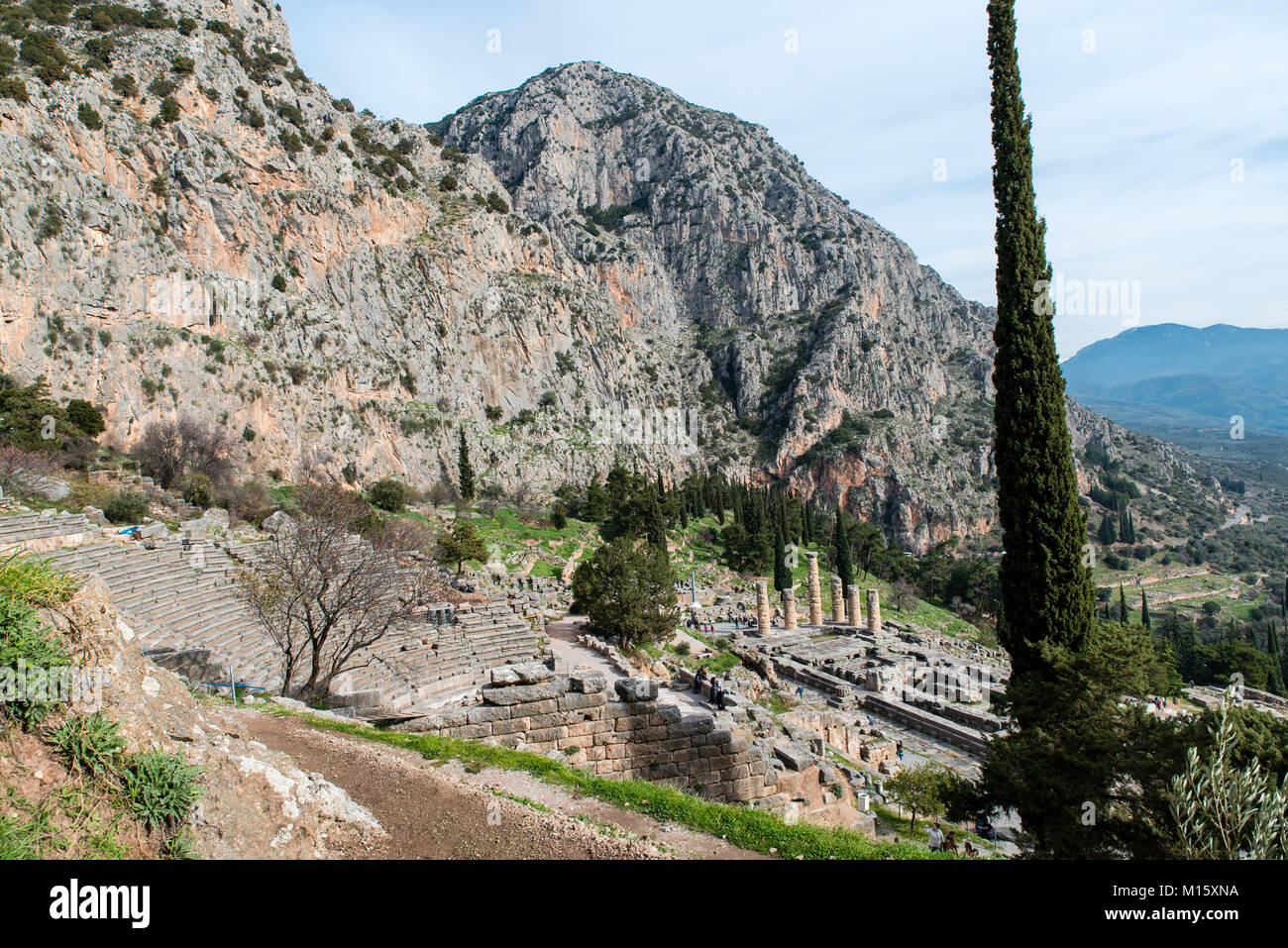 Apollo Tempel in Delphi und antike Theater, eine archäologische Stätte in Griechenland, am Mount Parnassus. Delphi ist berühmt durch die Oracle im Heiligtum Stockfoto