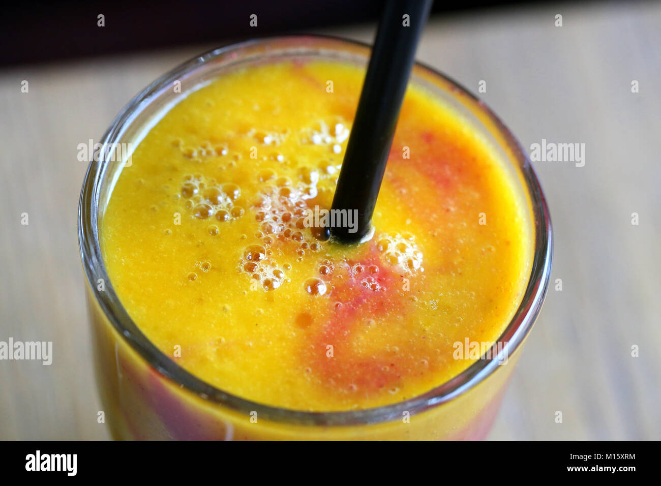 Saft in ein Glas mit Strohhalm Stockfoto