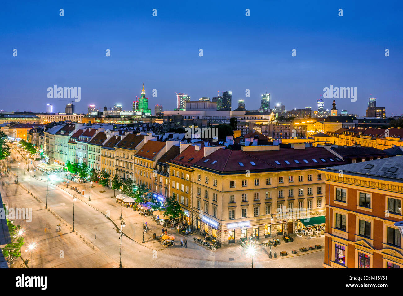 Die alte Straße namens Krakowskie Przedmiescie und moderne Bürogebäude in der Innenstadt, Dämmerung, Warschau, Polen Stockfoto