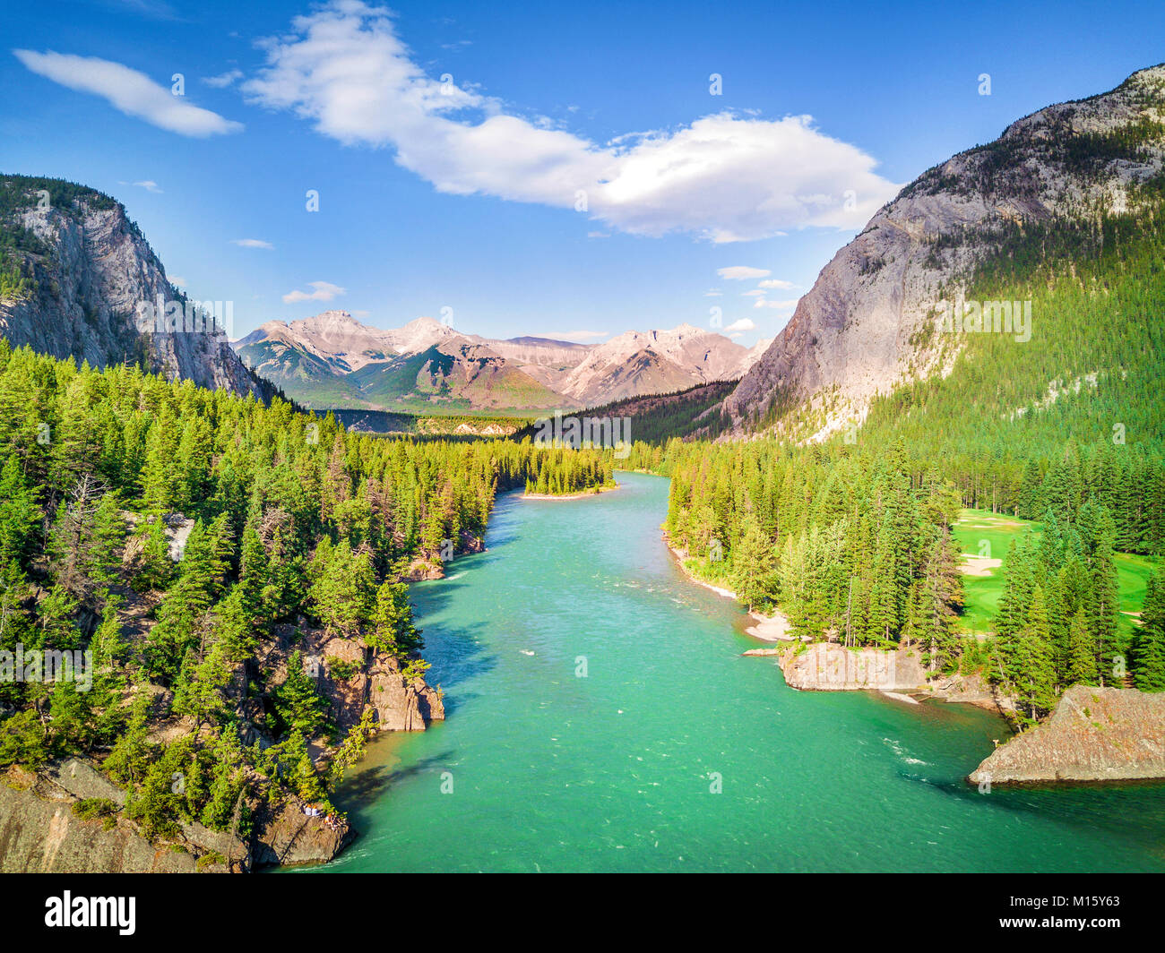 Luftbild des Bow River unter den kanadischen Rocky Mountains, Banff National Park, Alberta, Kanada Stockfoto