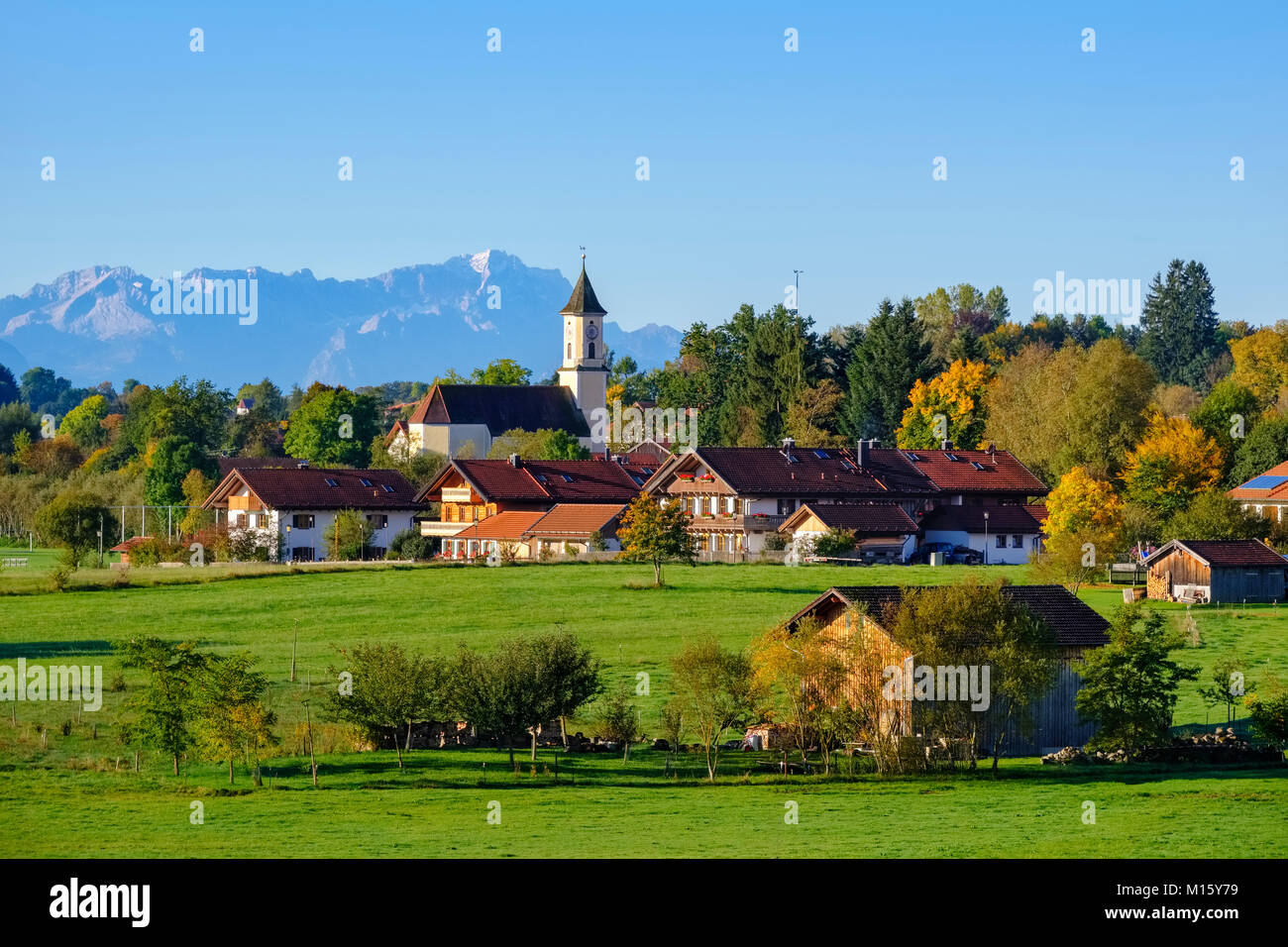 Deining in der Nähe von Egling mit Zugspitze, Alpen, Oberbayern, Bayern, Deutschland Stockfoto