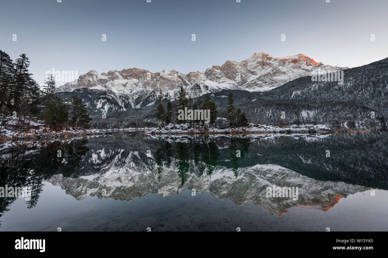 Eibsee See im Winter mit Verschneiten Zugspitze, Sonnenuntergang, Reflexion, Wettersteingebirge, Oberbayern, Bayern, Deutschland Stockfoto