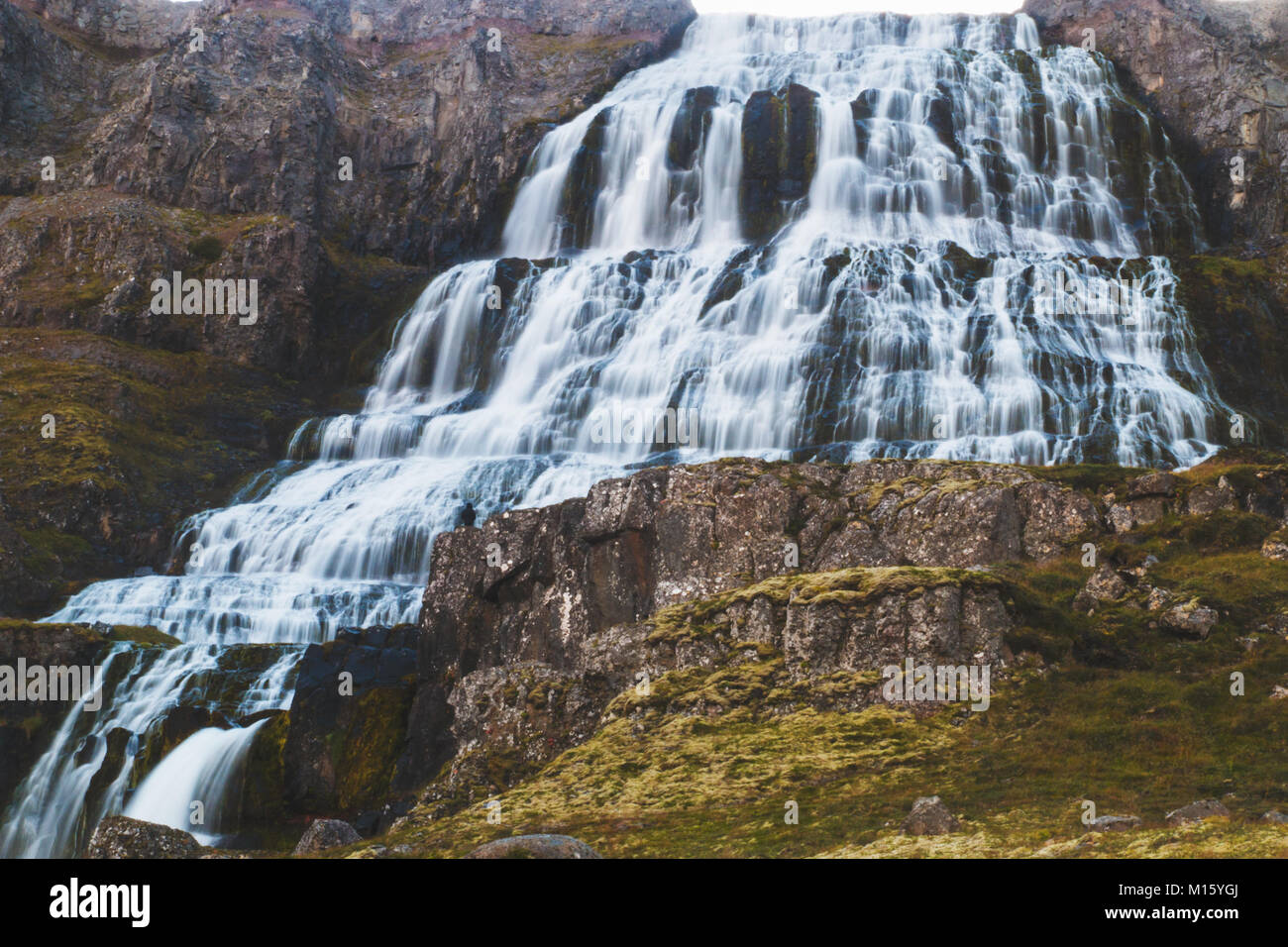 Wilde dramatische Wasserfall in Westfjorde Stockfoto