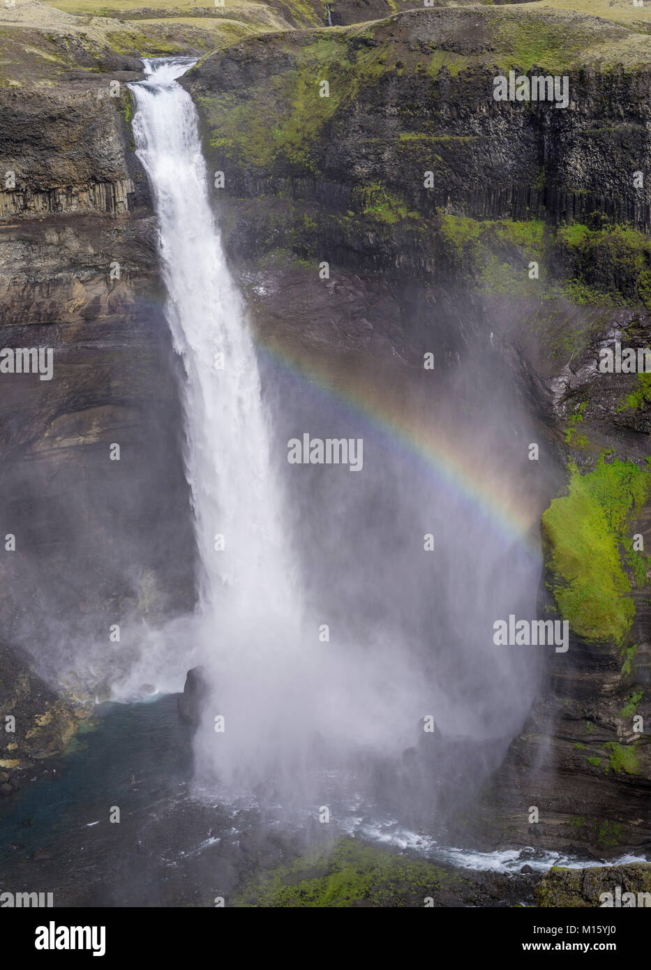 Wasserfall mit Regenbogen am Haifoss, Rangárvallahreppur, Iceland Stockfoto