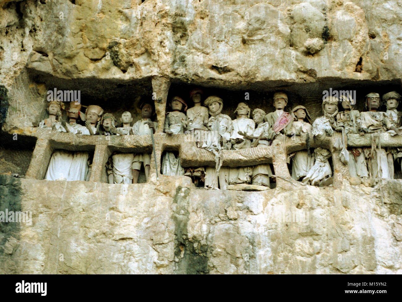 1988 Archivierung Bild der Toraja cliff Gräber mit Tau Tau oder Bildnisse von den Toten, Suaya, Sulawesi, östlichen Indonesien Stockfoto