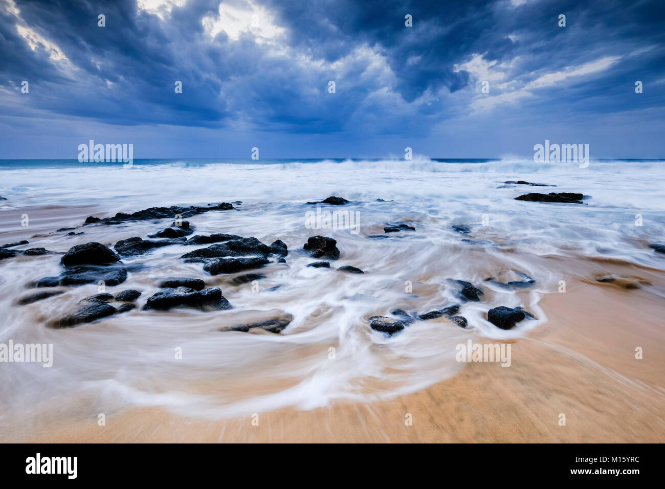 Strand mit Steinen, Wellen und Wolken, Piedra Playa, El Cotillo Beach, El Cotillo, Fuerteventura, Kanarische Inseln, Spanien Stockfoto