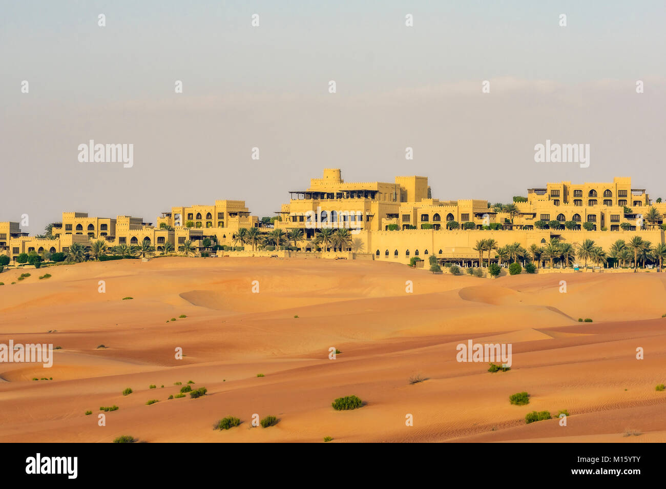 Hotel Qasr Al Sarab, in der Mitte der Dünen, Rub al-khali Wüste, Abu Dhabi, Vereinigte Arabische Emirate, Naher Osten Stockfoto