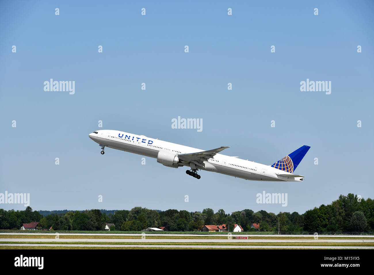 United Airlines während des Starts, Boeing B 777-222, Flughafen München, Bayern, Deutschland Stockfoto