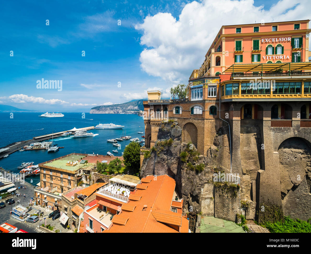Feriendorf Bleu Village mit Hafen Marina Piccola und Grand Hotel