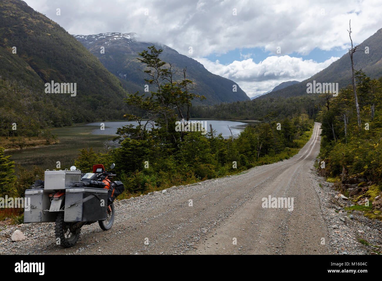 Stark verpackt Motorrad auf einer Schotterstraße, O Higgins, Region de Aysen, Chile Stockfoto