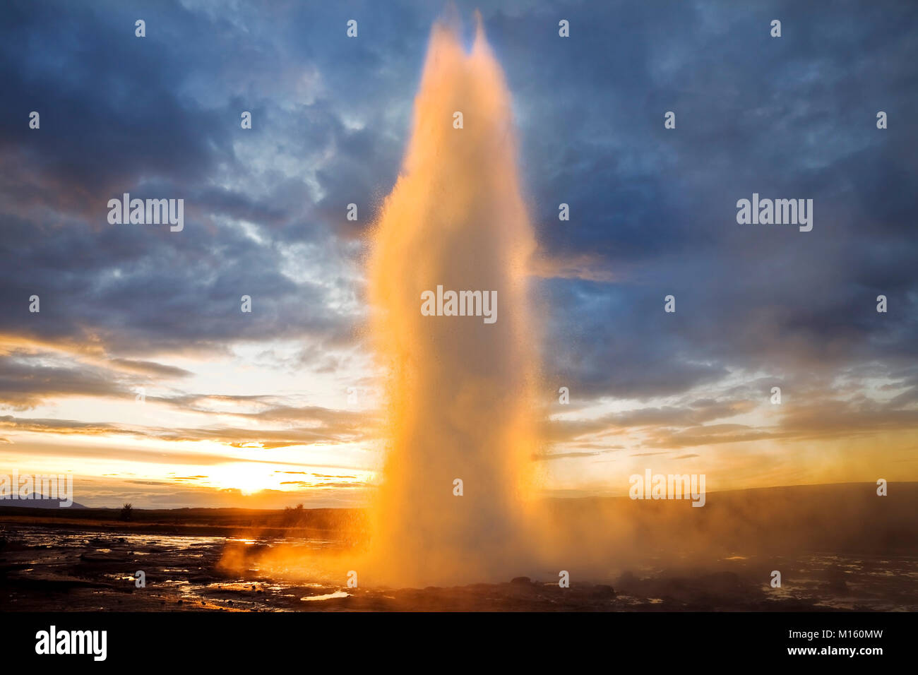 Geysir Strokkur bei Sonnenaufgang in der geothermischen Bereich Haukadalur, South Island, Island Stockfoto