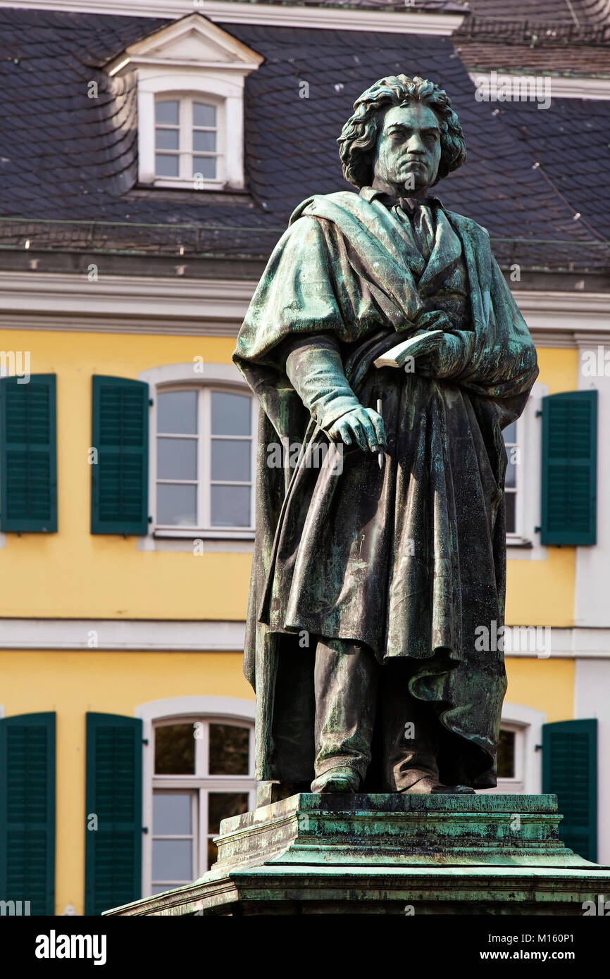 Beethoven Denkmal vor der Hauptpost, Münsterplatz, Bonn, Nordrhein-Westfalen, Deutschland Stockfoto