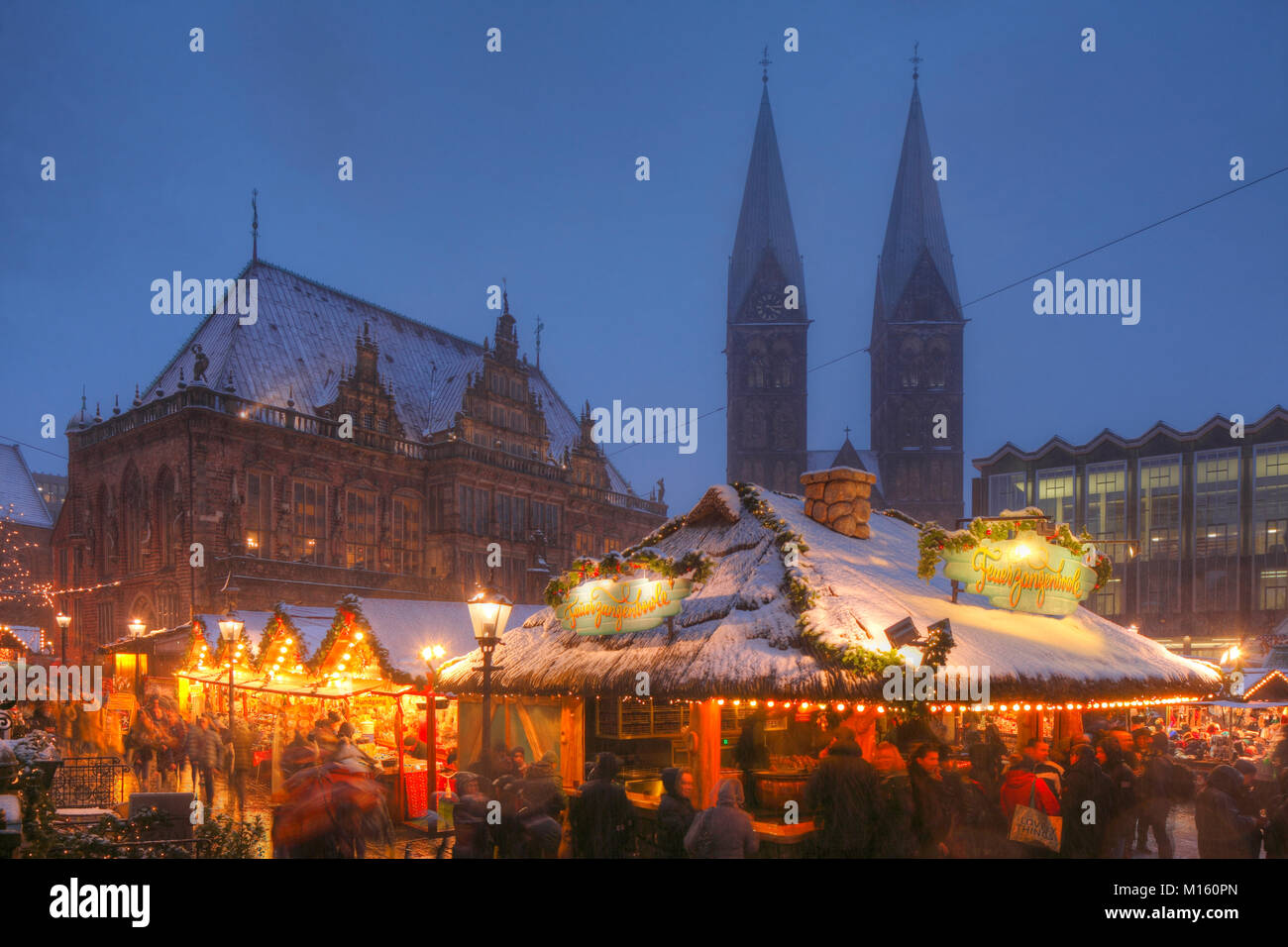 Alte Rathaus mit St. Petri Kathedrale und der Weihnachtsmarkt auf dem Marktplatz in der Dämmerung, Bremen, Deutschland Stockfoto