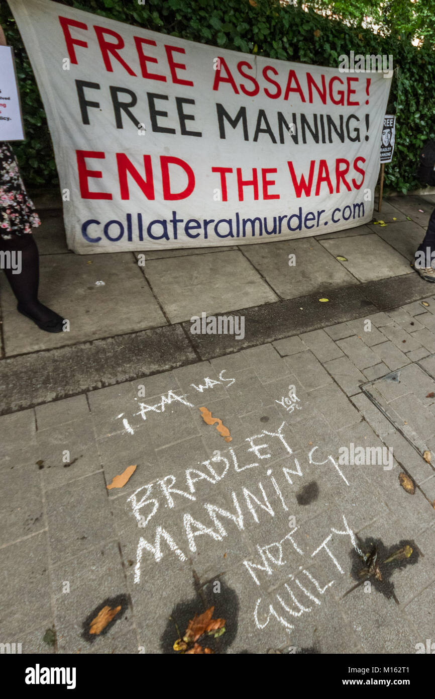 Unterstützer von Bradley Manning warten für das Militär gegen das Urteil vor der US-Botschaft in London, UK. Stockfoto