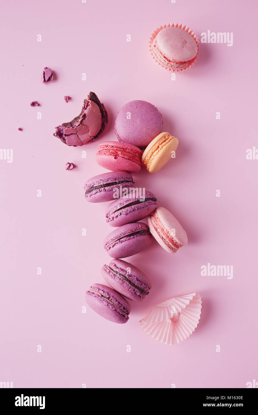 Süße französische Macarons auf rosa Hintergrund. Stockfoto