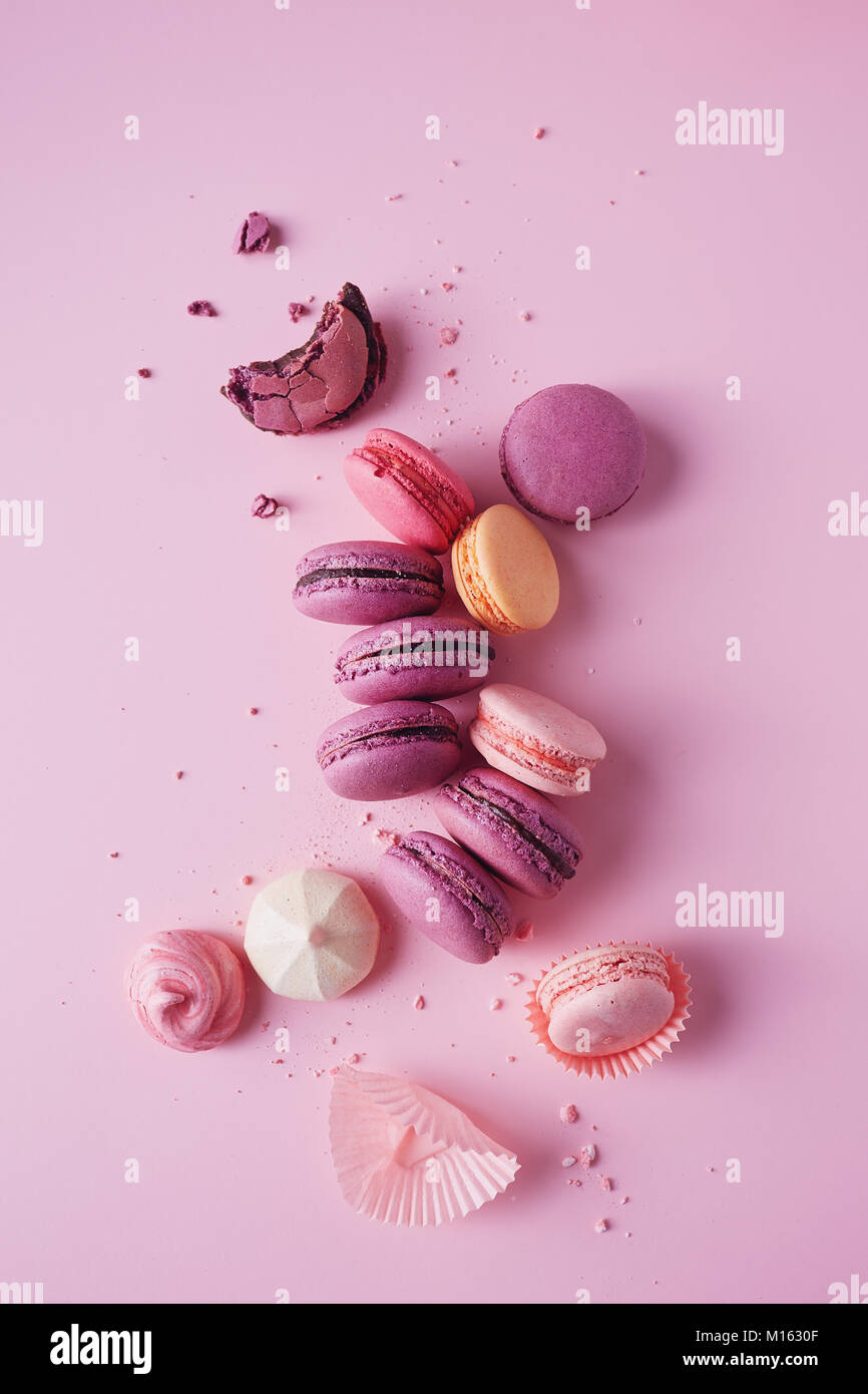 Süße französische Macarons auf rosa Hintergrund. Stockfoto