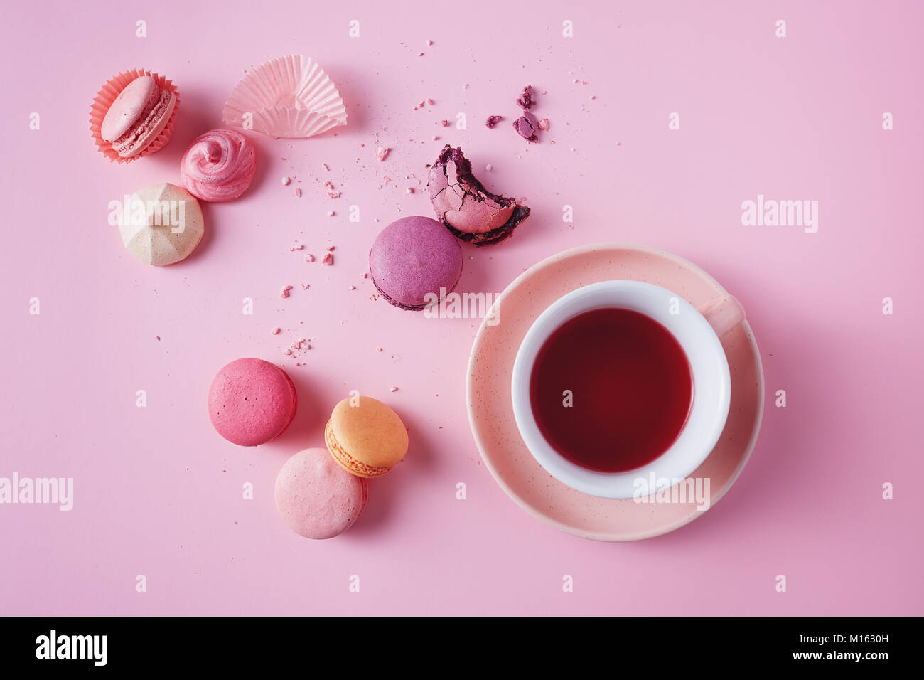 Süße französische Macarons und Baisers auf rosa Hintergrund. Stockfoto