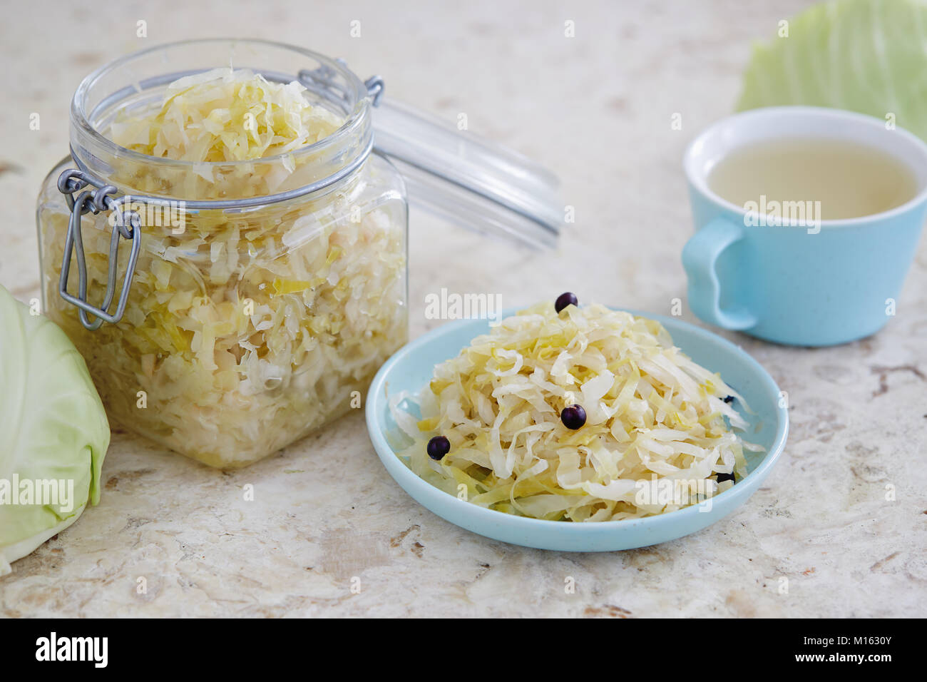 Sauerkraut mit Wacholderbeeren, Sauerkrautsaft und frischem Weißkohl. Stockfoto