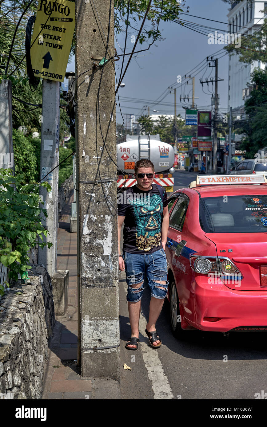 Thailand Straße mit Bürgersteig von Stromversorgung post zwingt Fußgänger in die vielbefahrene Straße und eine gefährliche Situation von gegenverkehr blockiert. Stockfoto