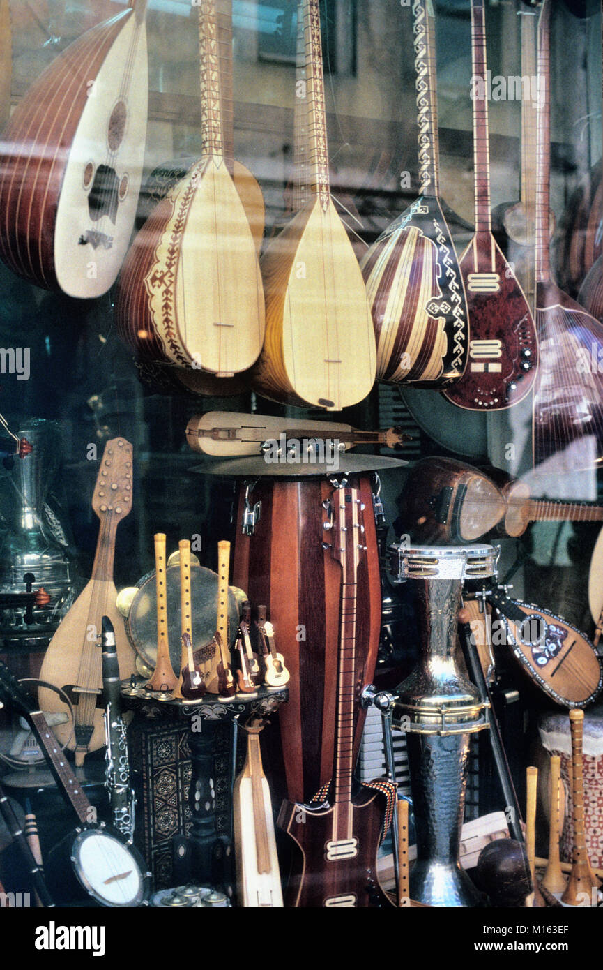 Shop oder Fenster Anzeige eines türkischen Musical Instrument Shop einschließlich baglama Saiteninstrumente, Zurna und Ney, im Stadtteil Galata, Istanbul, Türkei Stockfoto