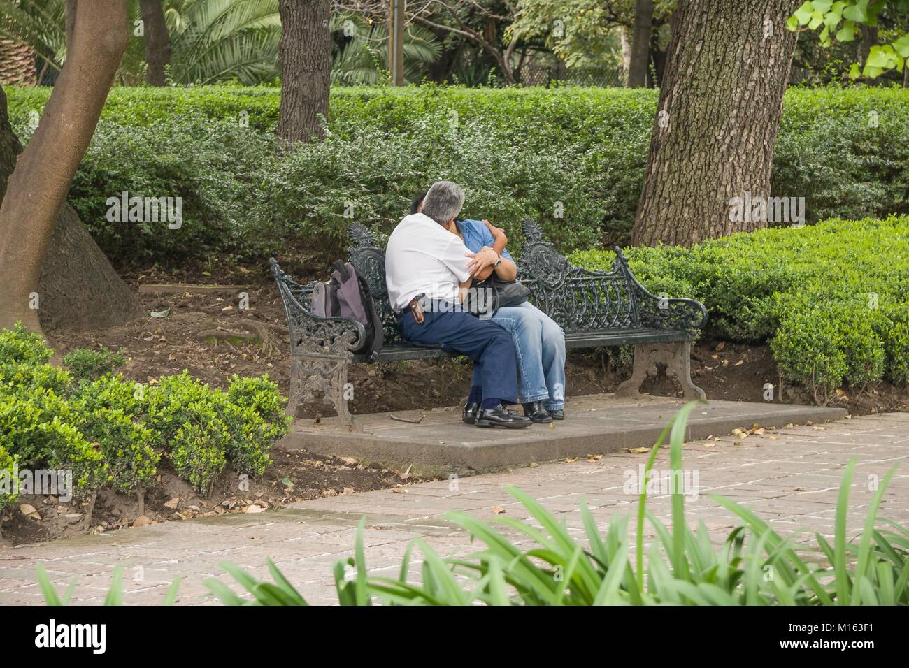 Paar Erwachsene auf einer Bank in einem Park in Mexiko Stadt. Stockfoto