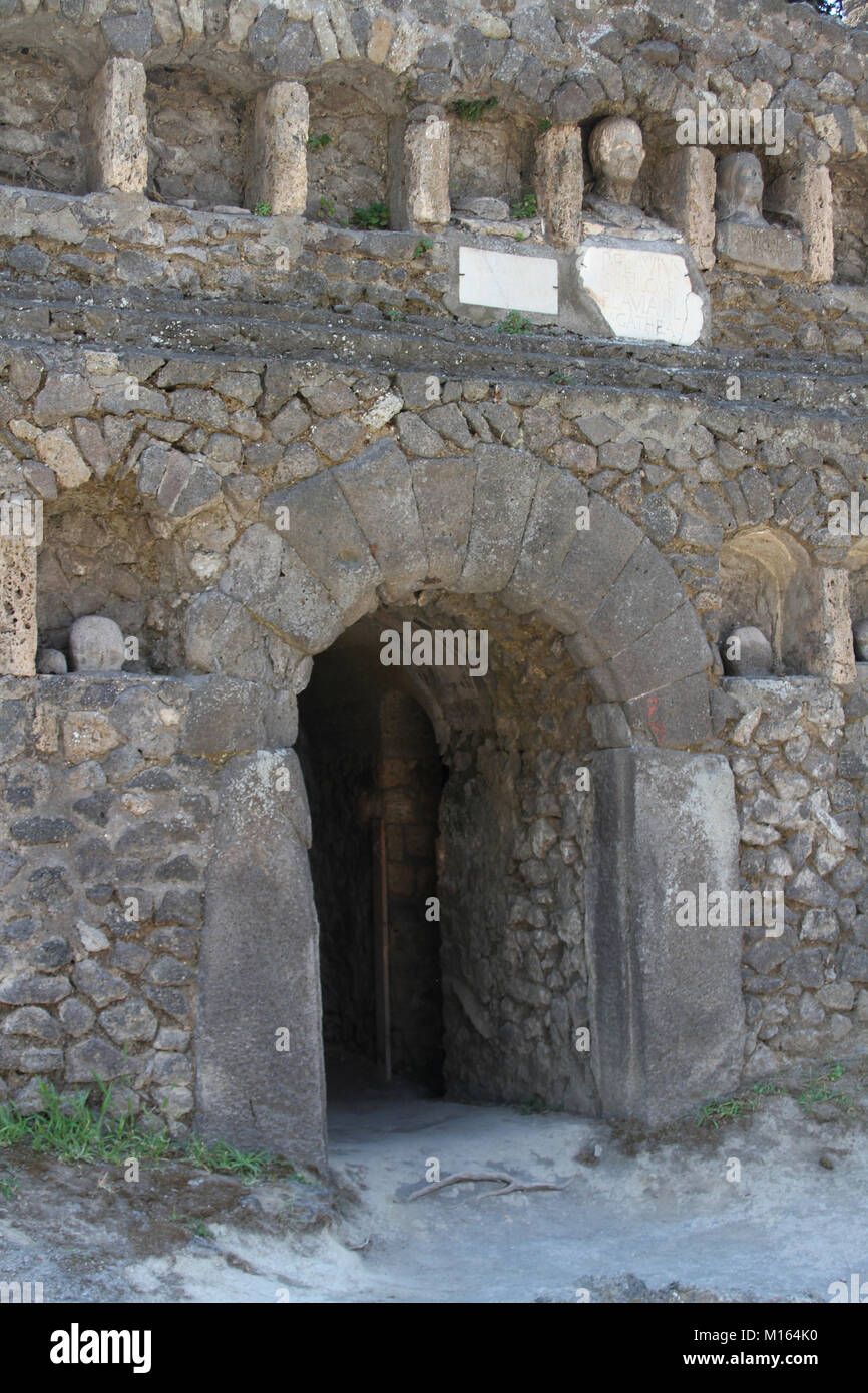 Eingang des Grabes 70 S von Publius Flavius Philoxsenus und Flavia Agathea auf Straße Via delle Tombe, Porta Nocera, die antike Stadt Pompeji, Campa Stockfoto