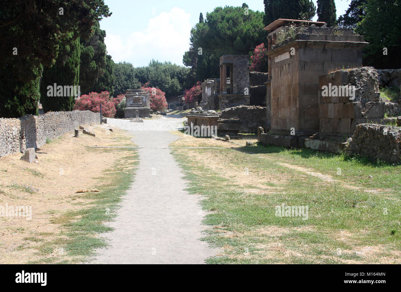 Straße Via Delle Tombe mit Gräbern, Porta Nocera, die antike Stadt Pompeji, Kampanien, Italien. Stockfoto
