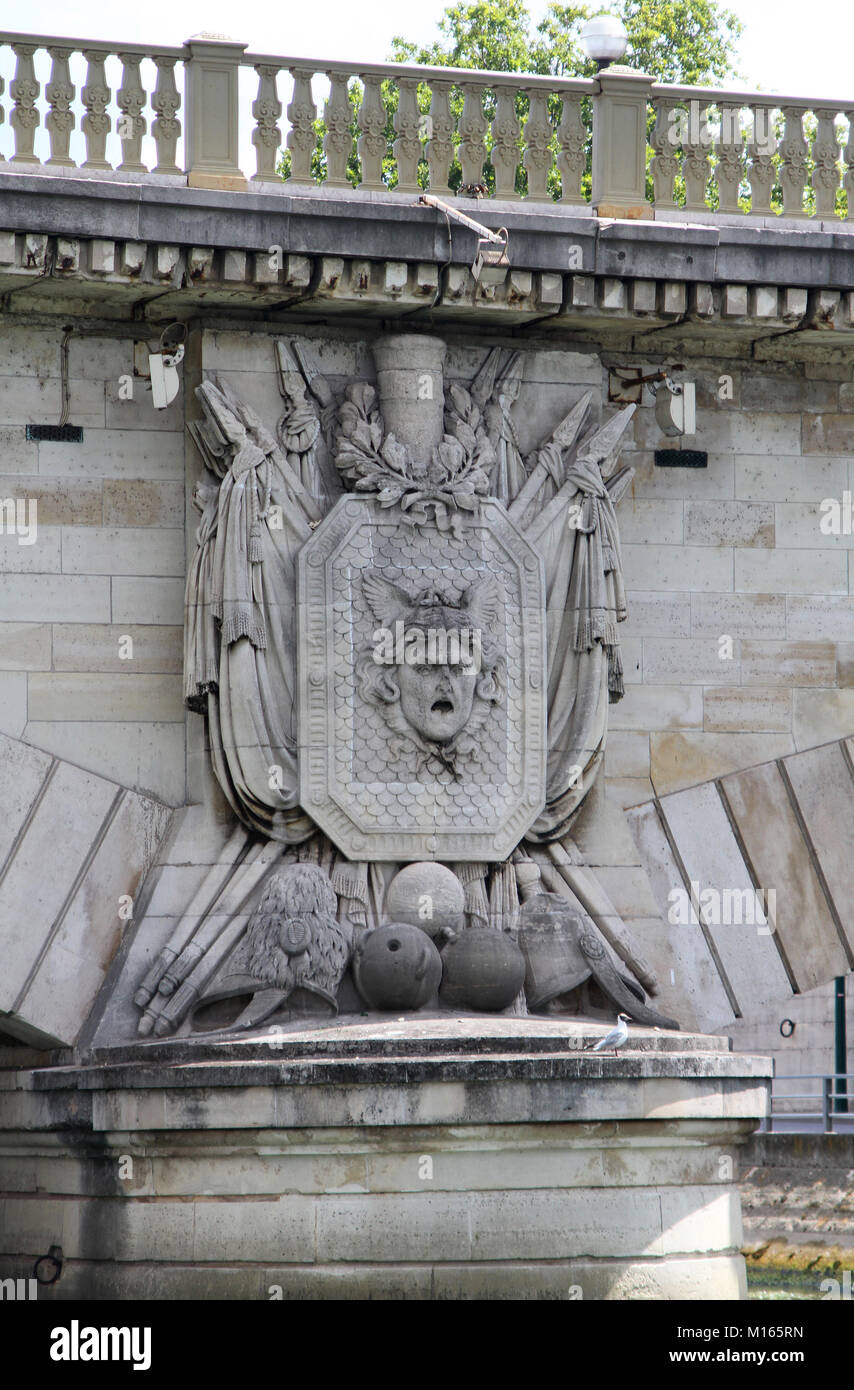 Ein Wappen-Skulptur auf dem Pier der Brücke Pont des Invalides, die niedrigsten Brücke durchqueren Seineufer, Paris, Frankreich. Stockfoto