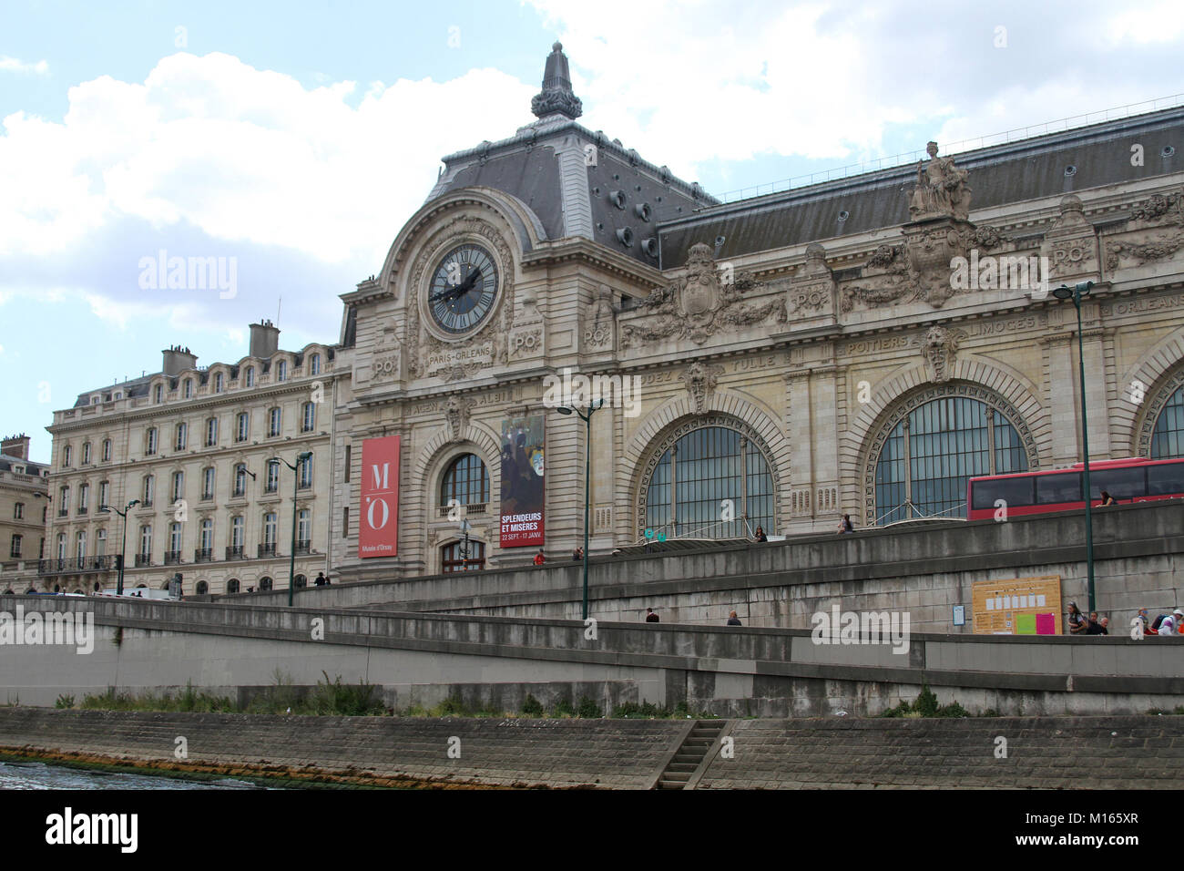 Ansicht der vorderen linken Uhr mit Werbung und Straßen von der Seine im Musée d'Orsay, Paris, Frankreich gesehen. Stockfoto