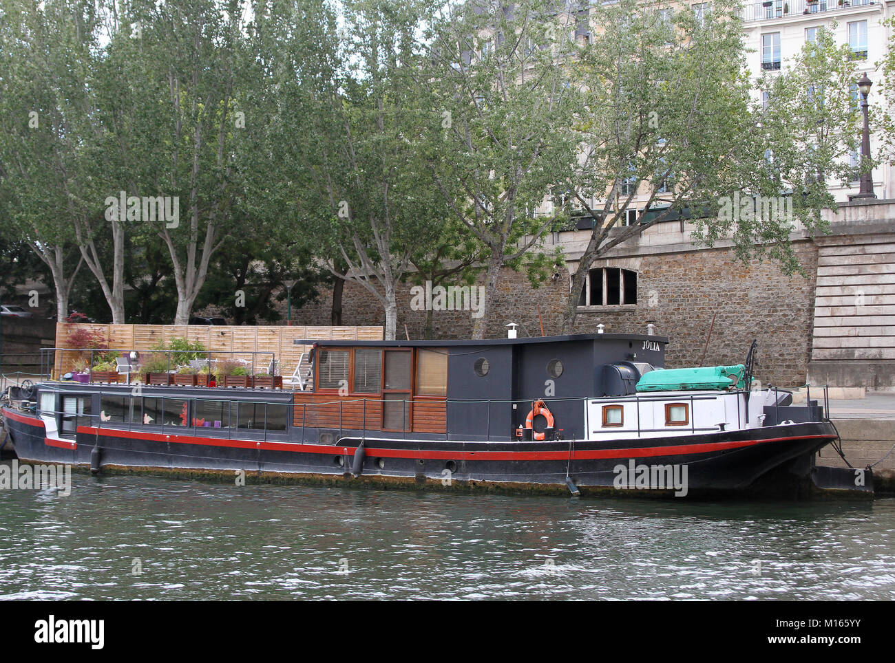 Schwarze und rote Hausboot beschriftet "Jolia" entlang der Seine, Paris, Frankreich. Stockfoto
