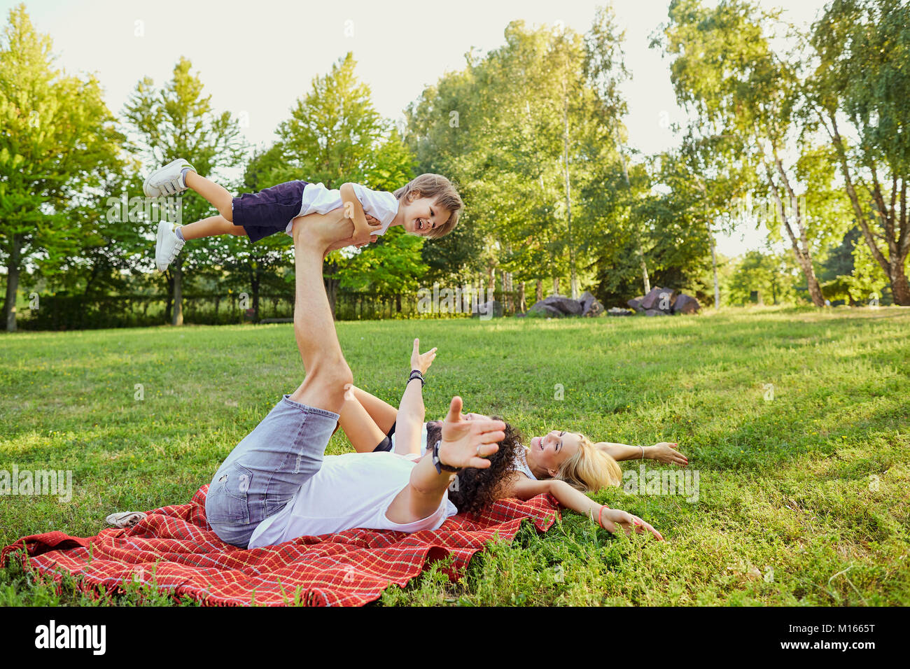 Glückliche Familie im Park. Stockfoto