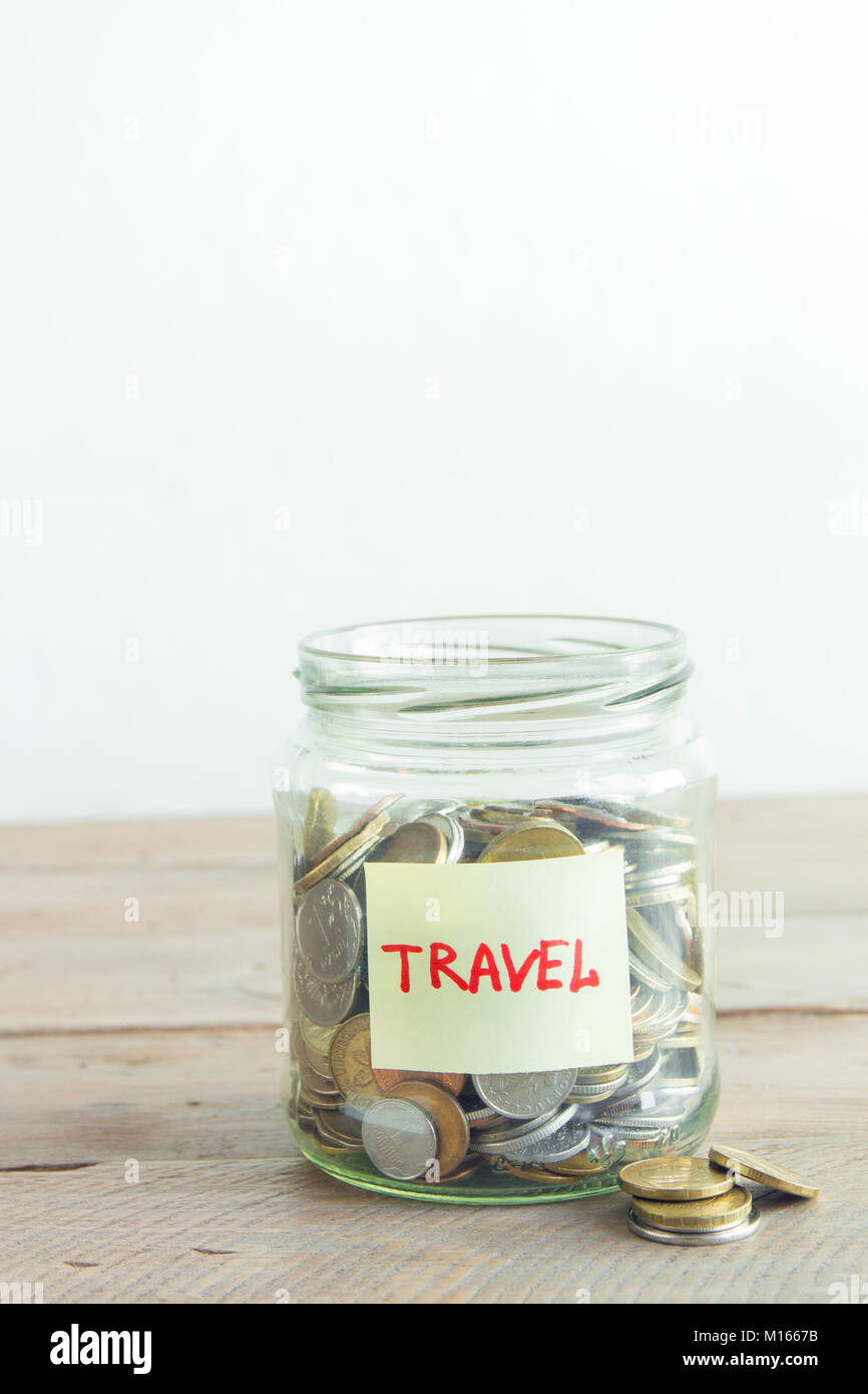 Münzen in Glas Glas mit roten Herzen und Travel. Geld sparen, Pläne und Träume Konzept, kopieren. Stockfoto
