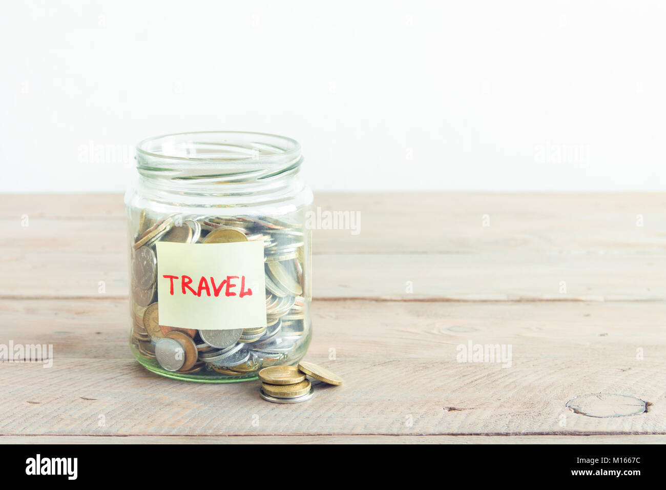 Münzen in Glas Glas mit roten Herzen und Travel. Geld sparen, Pläne und Träume Konzept, kopieren. Stockfoto