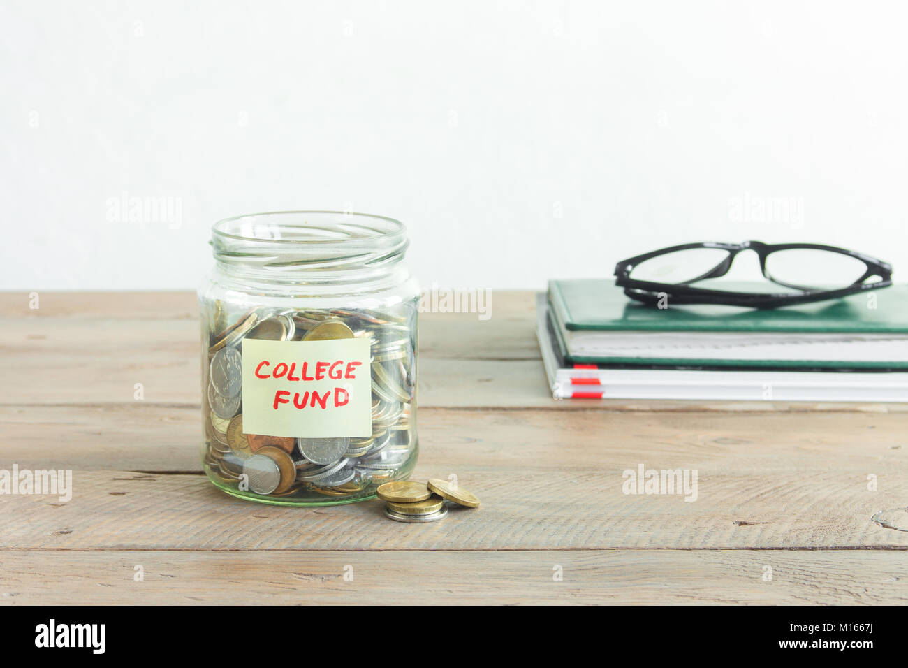 Münzen in Glas Glas mit College Fund label. Kosteneinsparungen, Bildung oder College Fund, planen und träumen Konzept, kopieren. Stockfoto